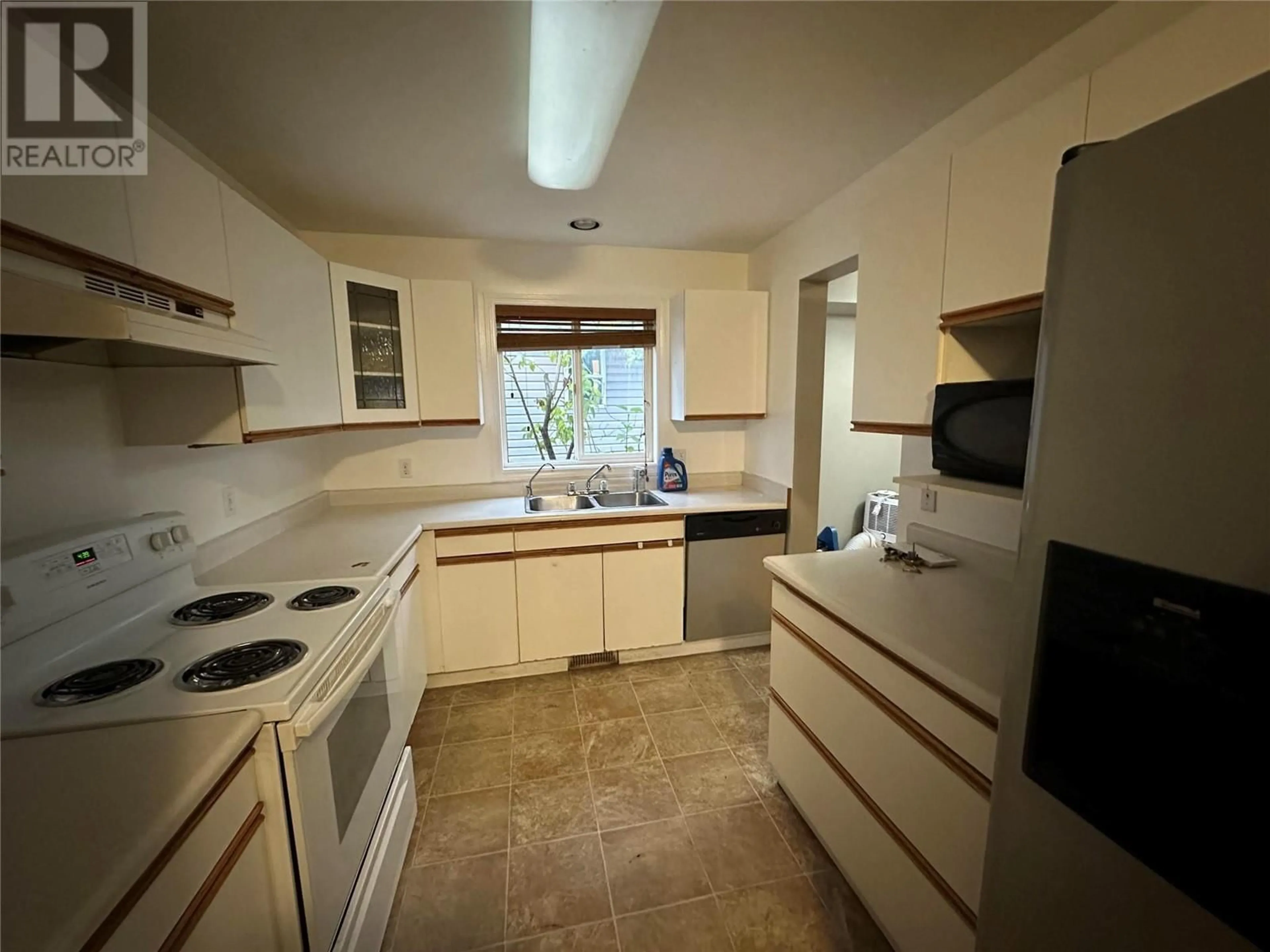 Kitchen, wood floors, cottage for 530 GLENEAGLES Drive, Kamloops British Columbia V2E1X2