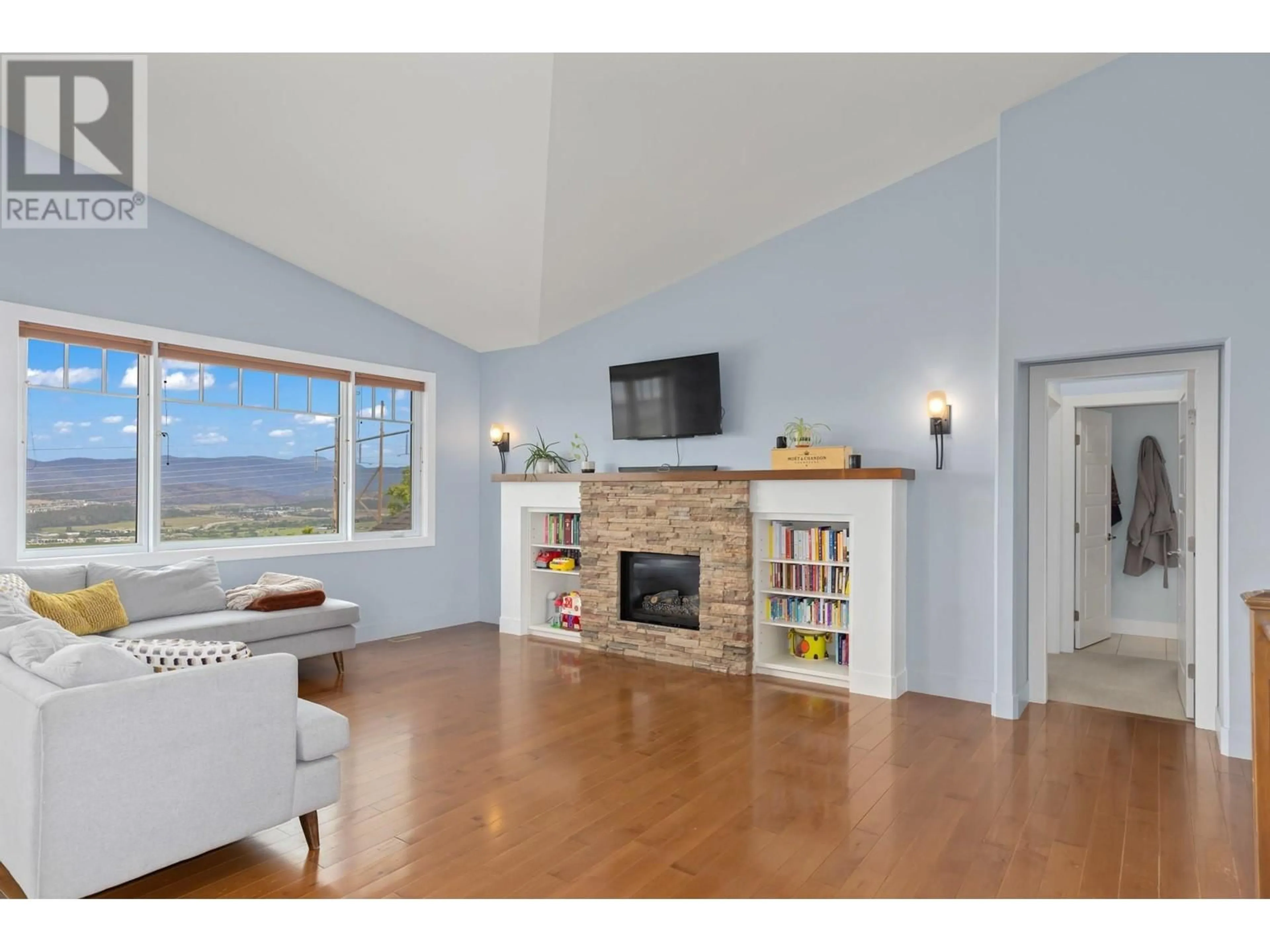 Living room, wood floors for 1585 Tower Ranch Boulevard, Kelowna British Columbia V1P1P9