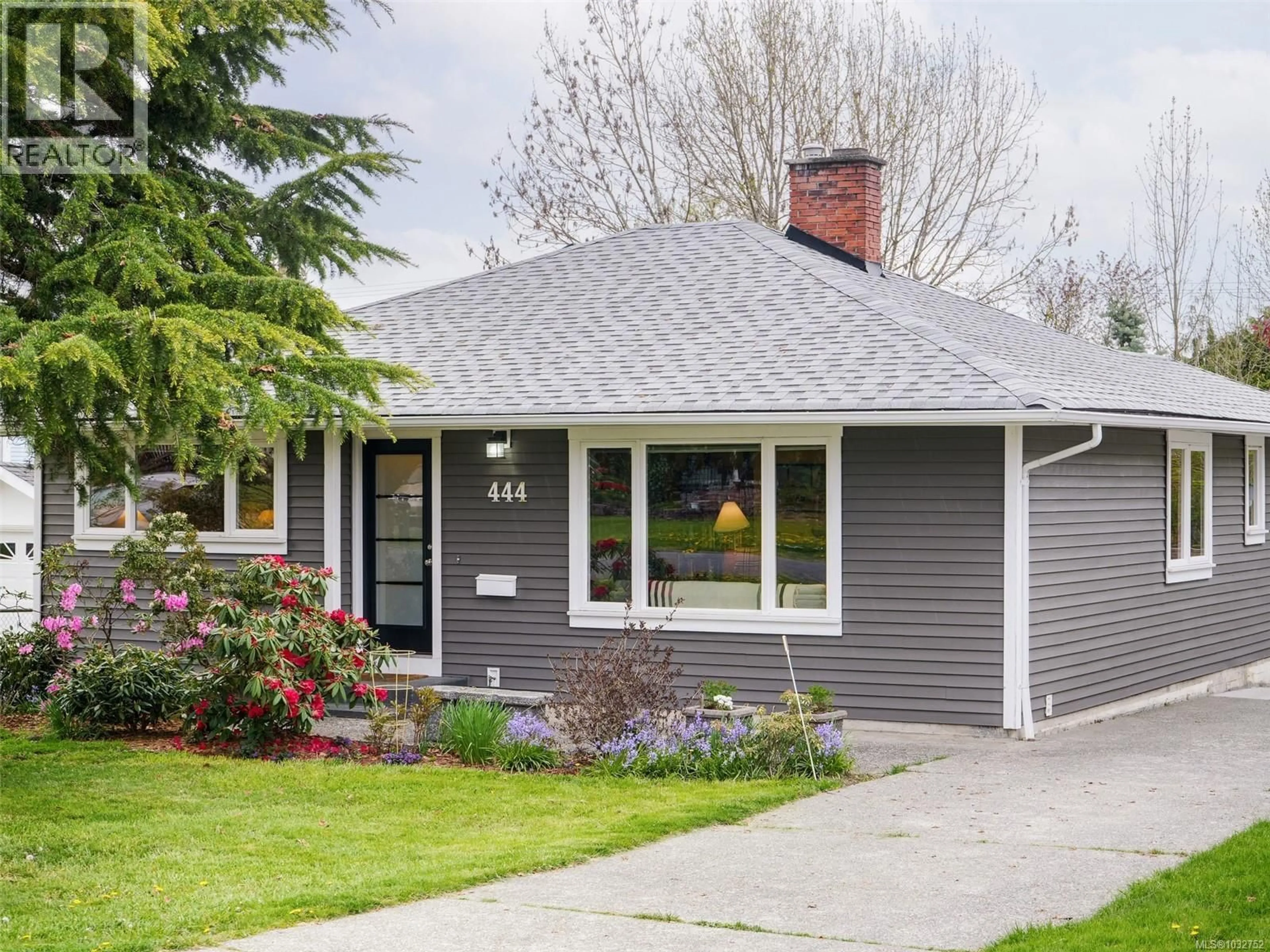 Home with vinyl exterior material, street for 444 WALTER AVENUE, Saanich British Columbia V9A2E5