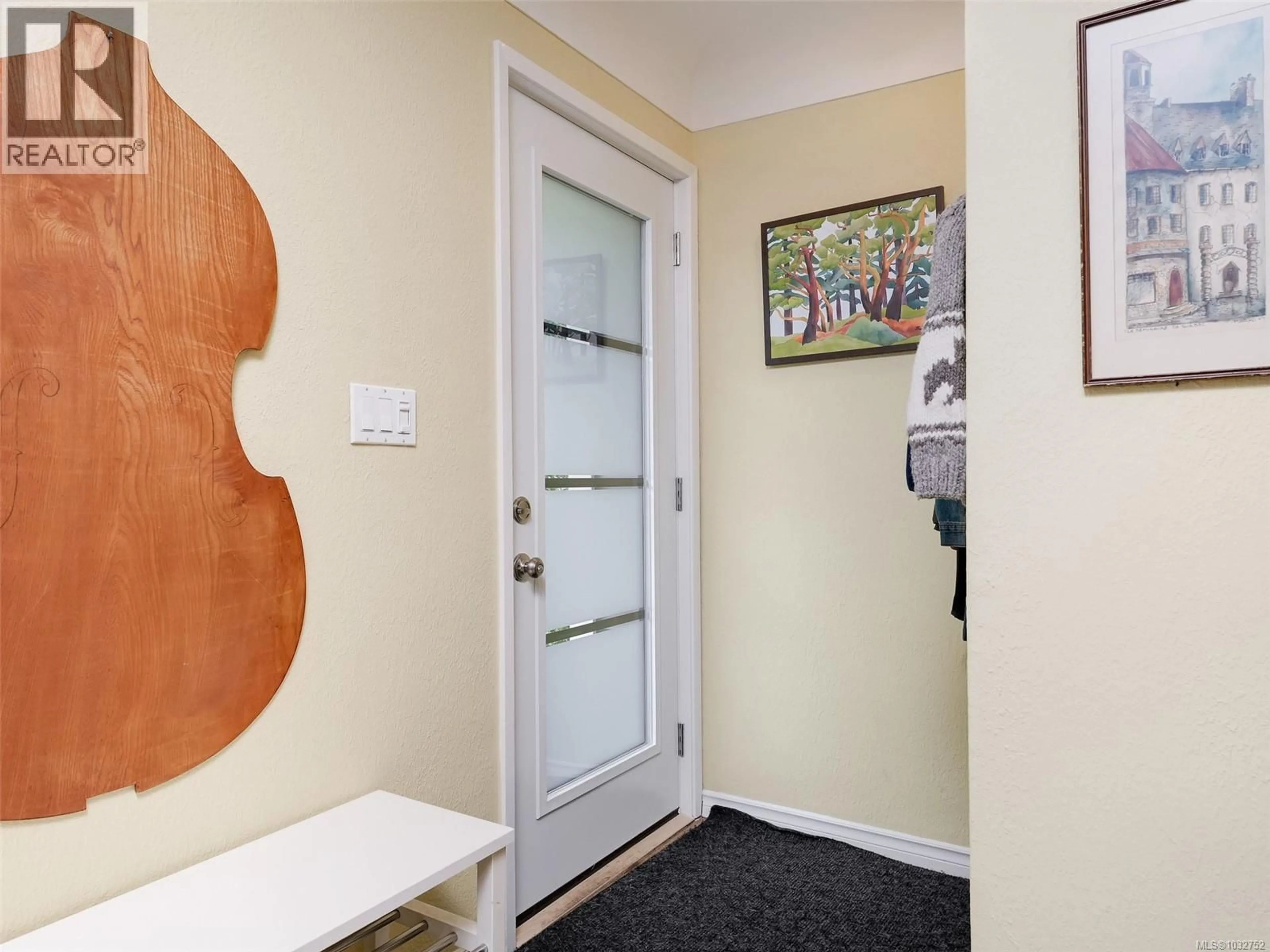 Indoor entryway for 444 WALTER AVENUE, Saanich British Columbia V9A2E5