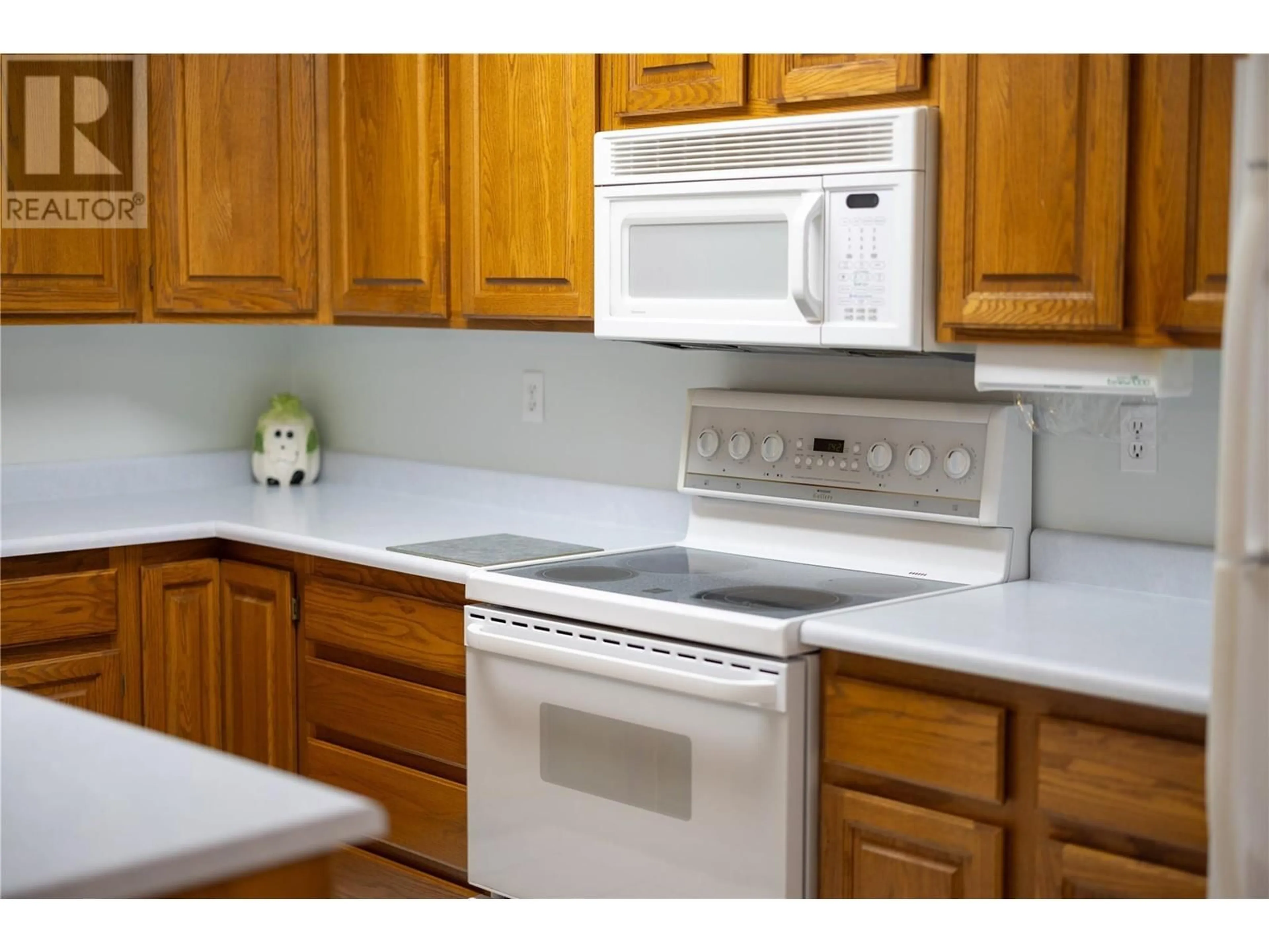 Standard kitchen, unknown for 418 - 1329 KLO ROAD, Kelowna British Columbia V1W3N9