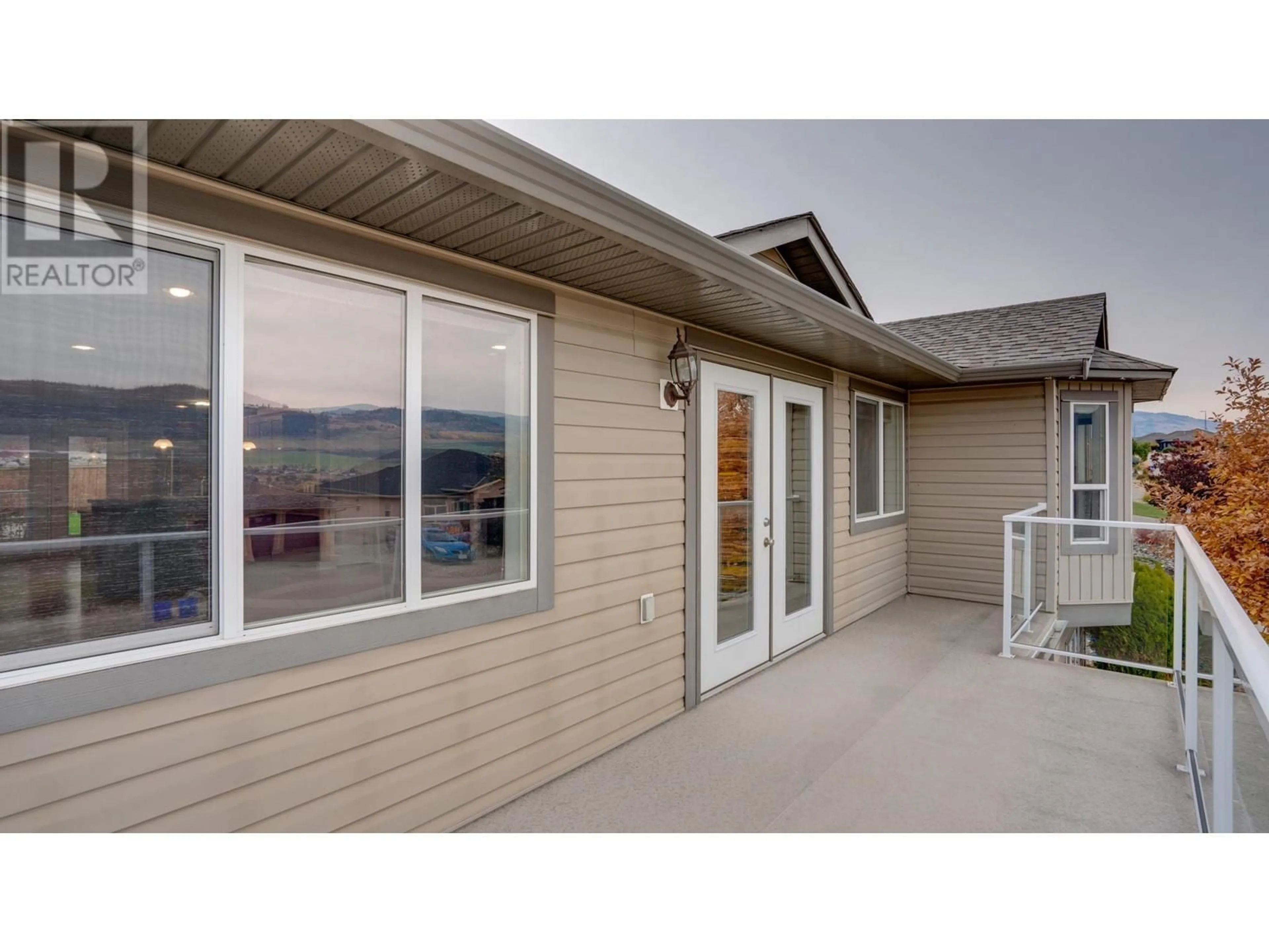 Home with vinyl exterior material for 7104 Lakeridge Drive, Vernon British Columbia V1H1P3