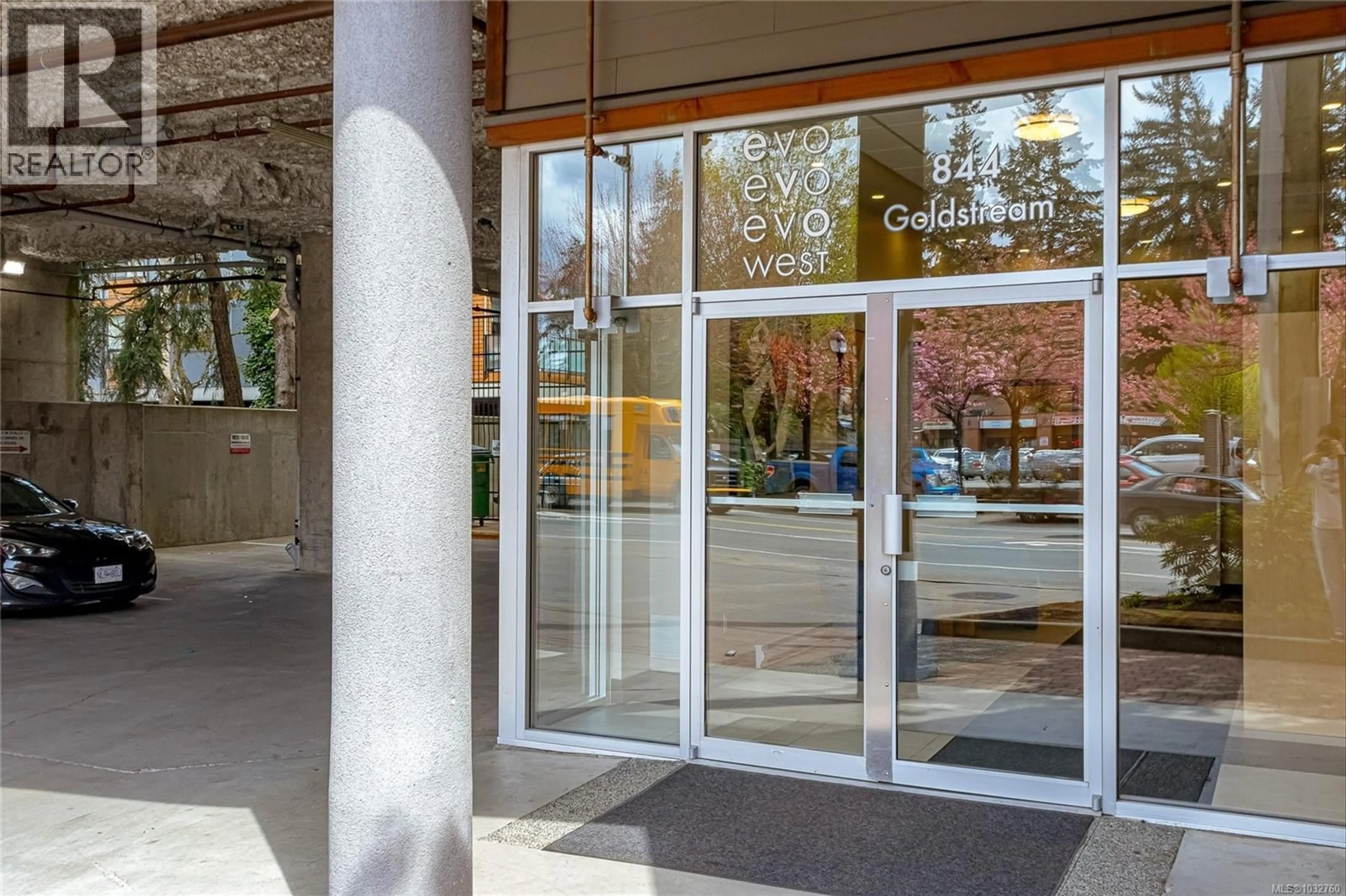 Indoor foyer for 308 - 844 GOLDSTREAM AVENUE, Langford British Columbia V9B2X7