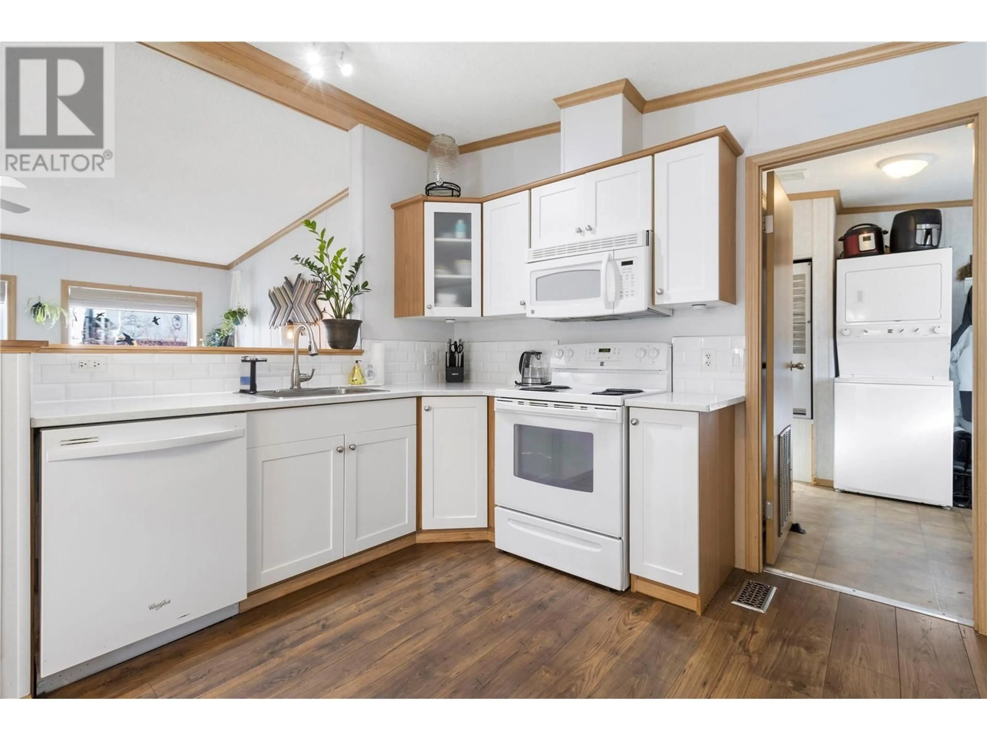 Standard kitchen, wood floors, cottage for 1250 Hillside Avenue Unit# 46, Chase British Columbia V0E1M0