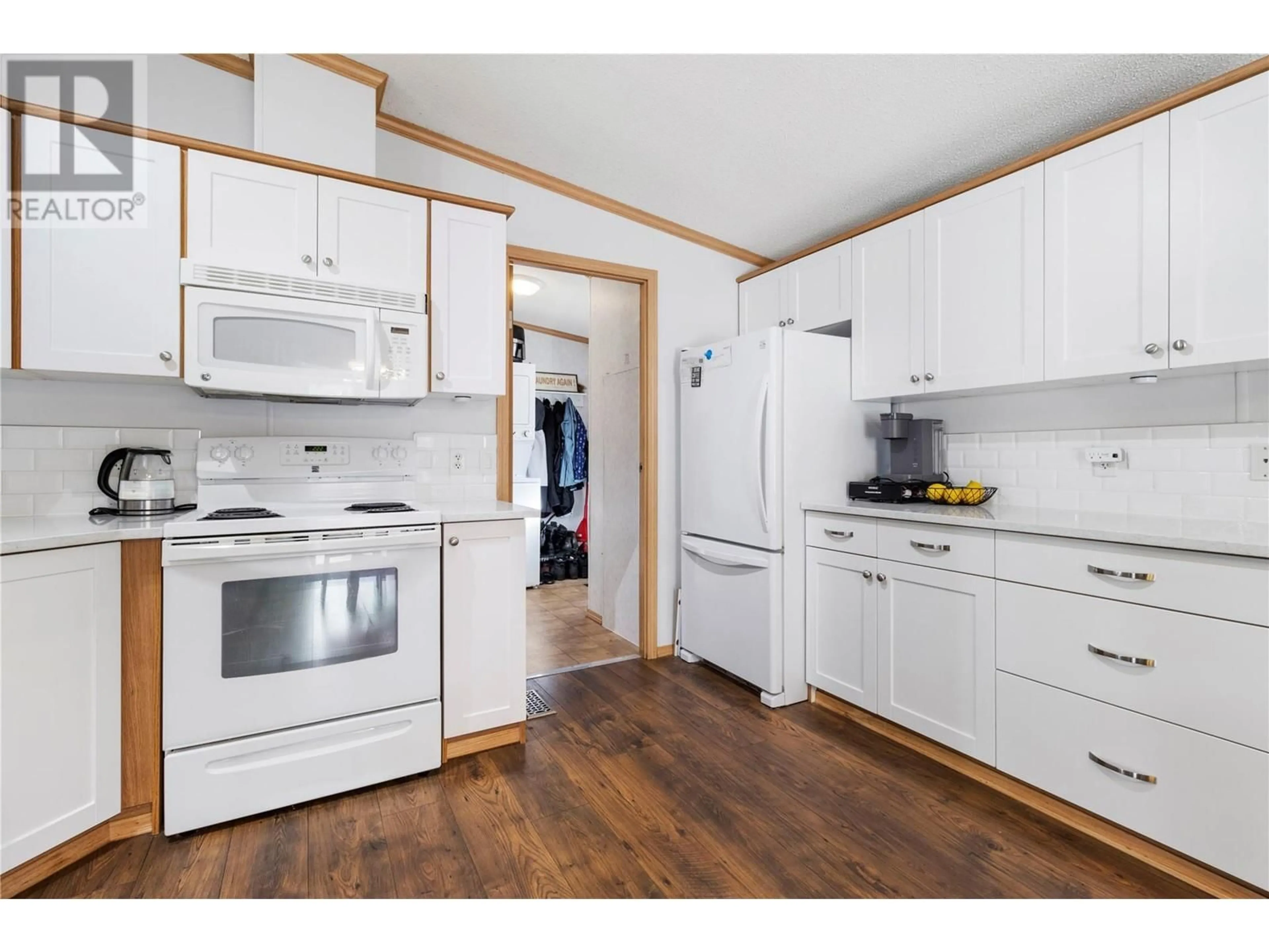 Standard kitchen, wood floors, cottage for 1250 Hillside Avenue Unit# 46, Chase British Columbia V0E1M0