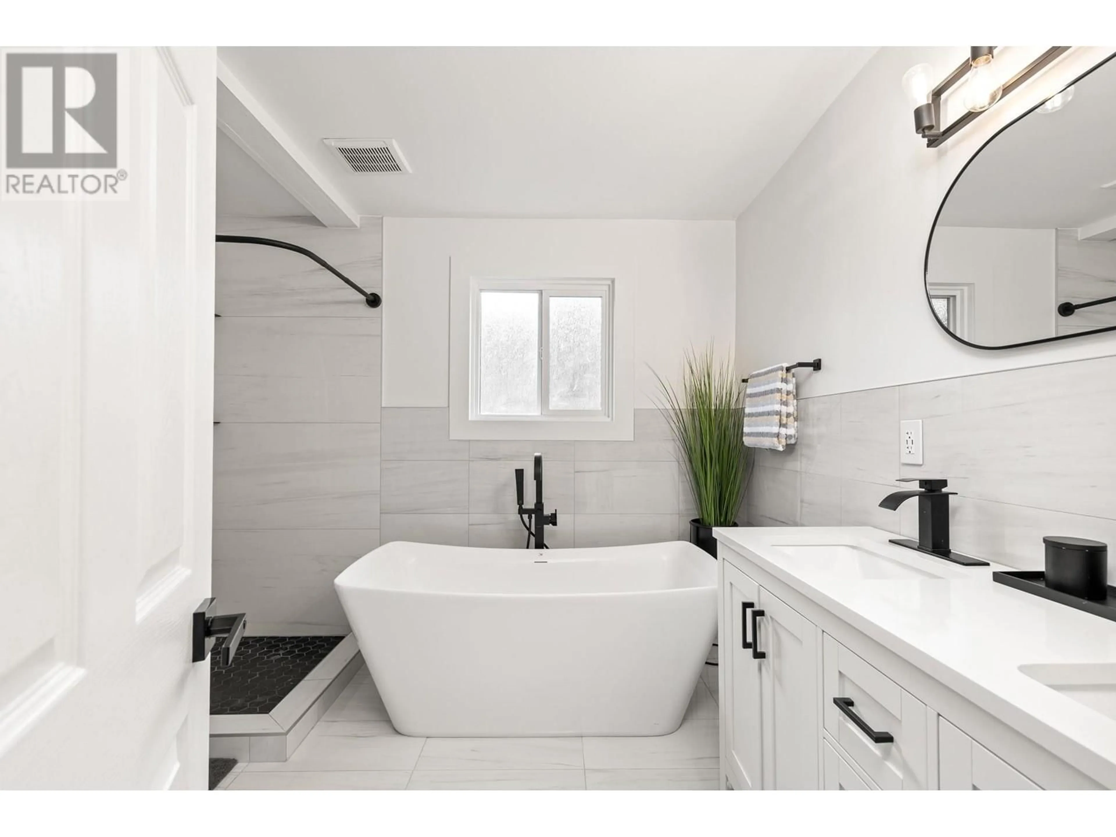 Contemporary bathroom, ceramic floors for 2196 Lynrick Road, Kelowna British Columbia V1P1G4