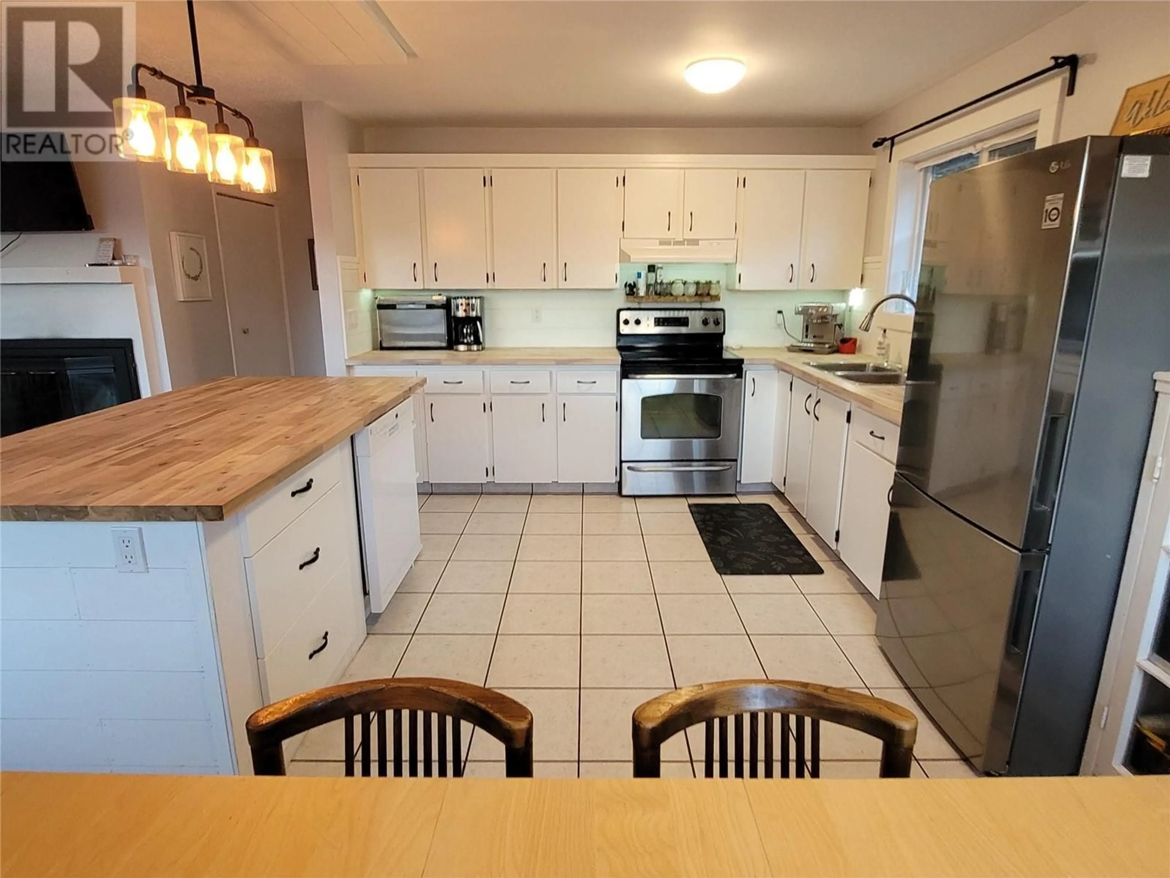 Open concept kitchen for 1262 Ponderosa Drive, Sparwood British Columbia V0B2G2