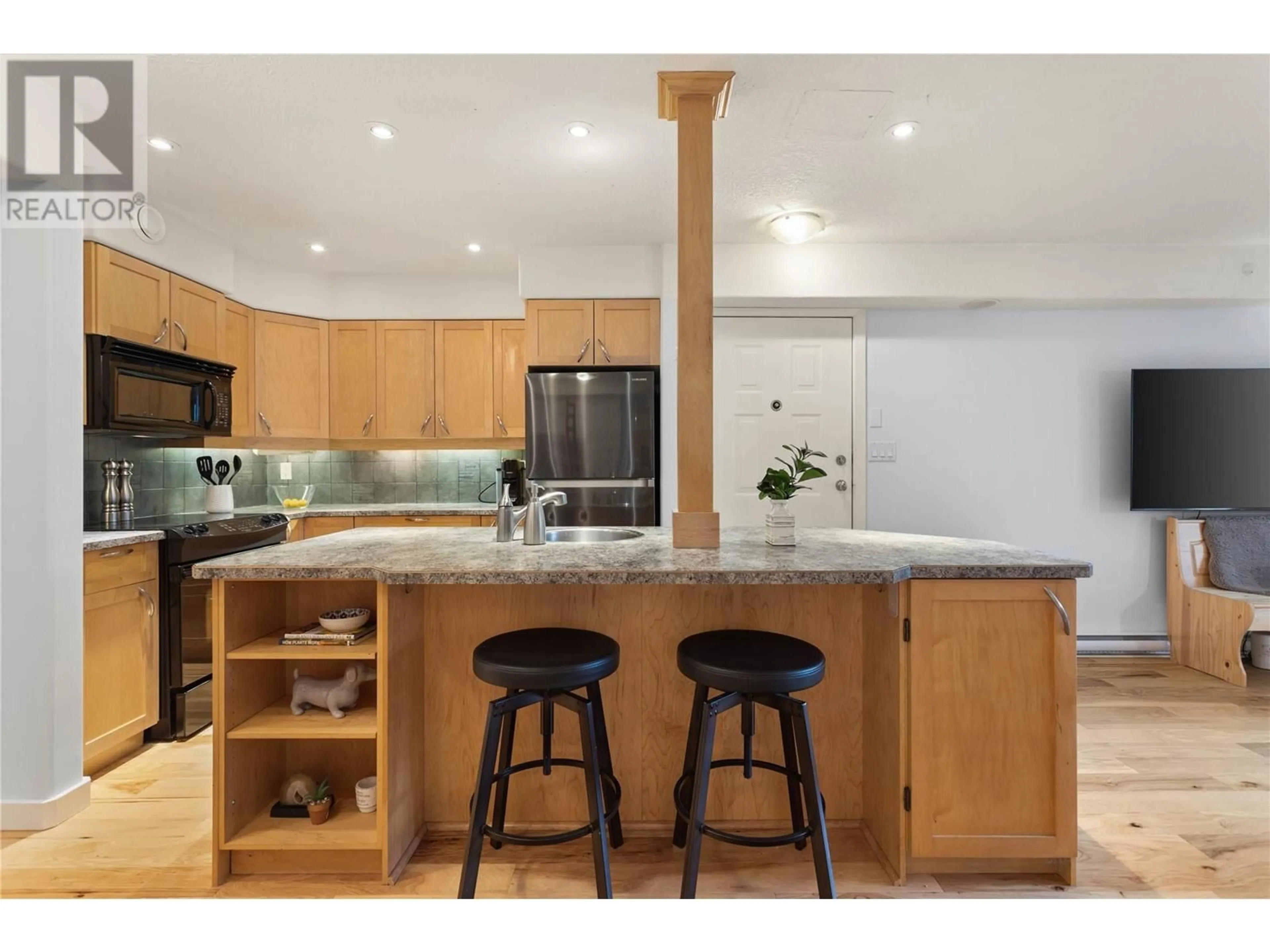 Open concept kitchen for 735 Cook Road Unit# 104D, Kelowna British Columbia V1W3G6