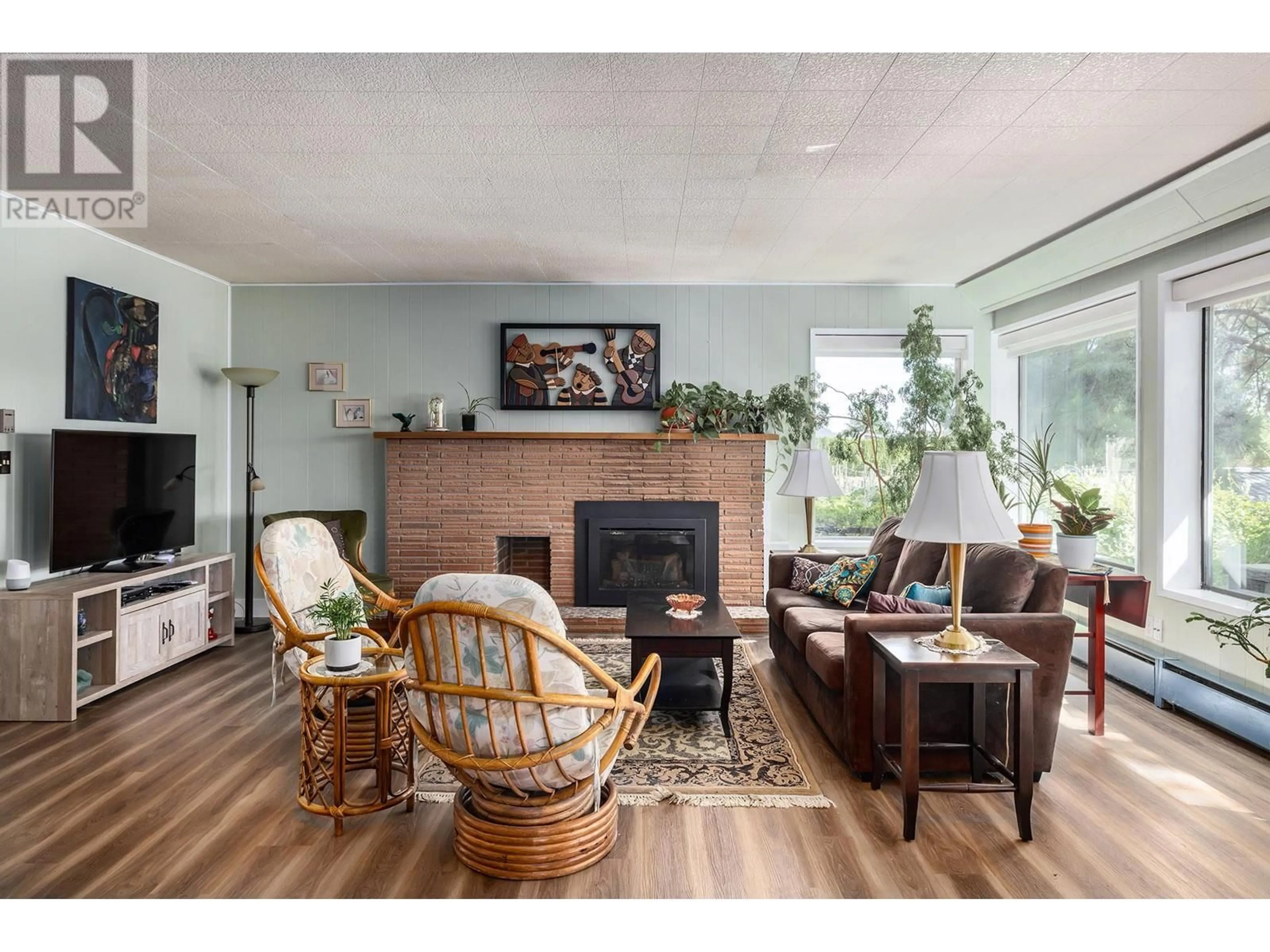 Living room, wood floors for 852 Stuart Road, West Kelowna British Columbia V1Z1G9