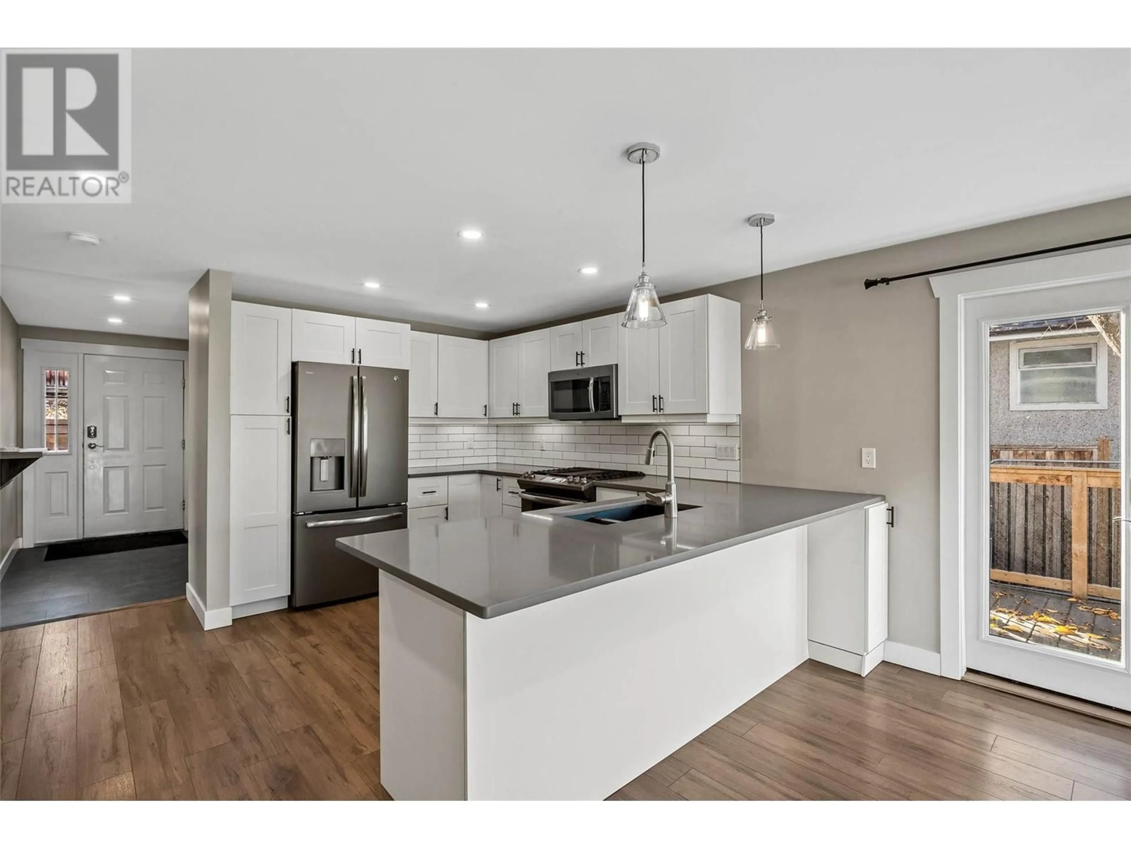 Open concept kitchen for 660 GRANDVIEW Terrace, Kamloops British Columbia V2C1H1