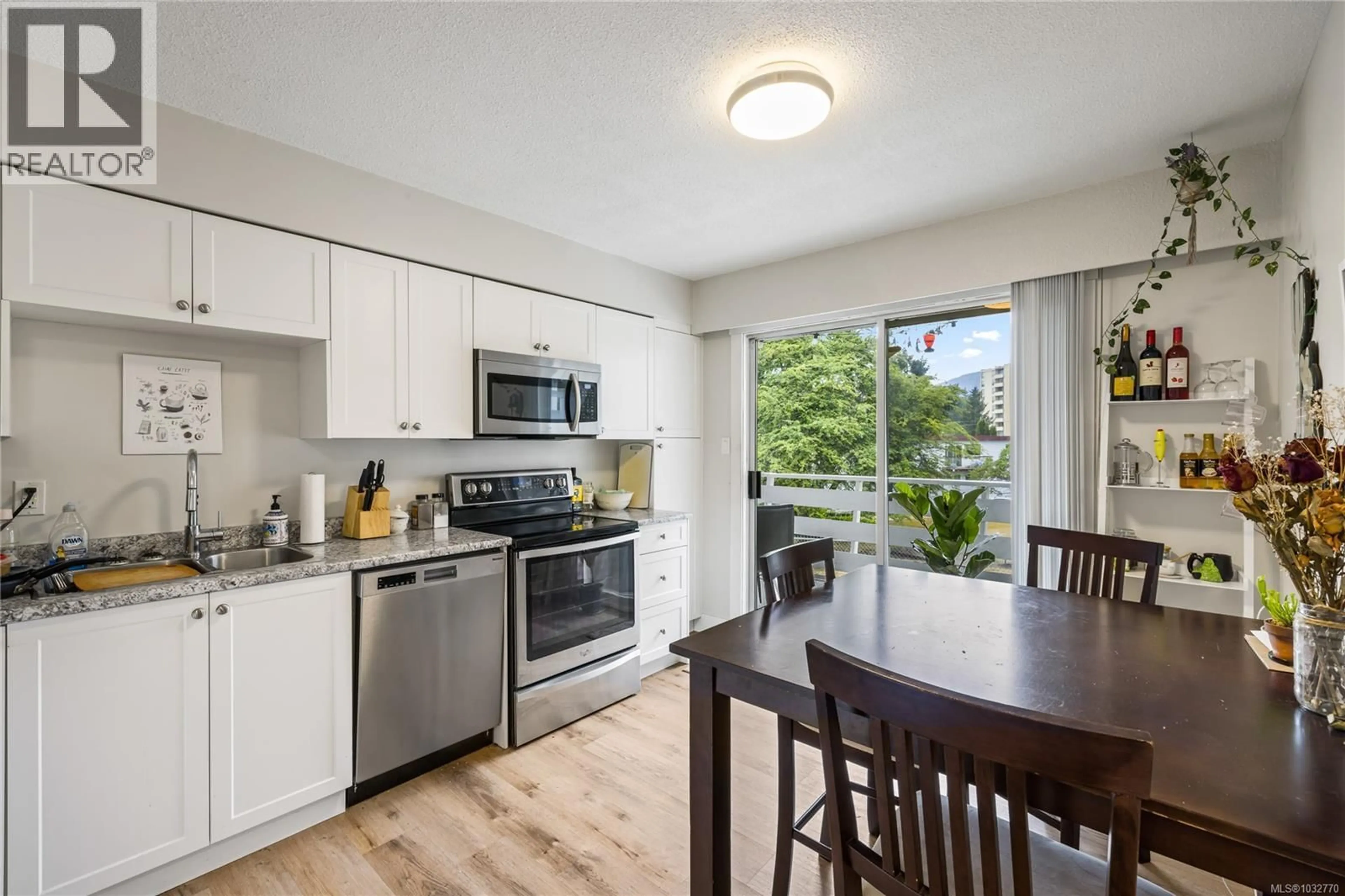 Standard kitchen, wood/laminate floor for 723 NIGHTINGALE CRESCENT, Nanaimo British Columbia V9S2N7