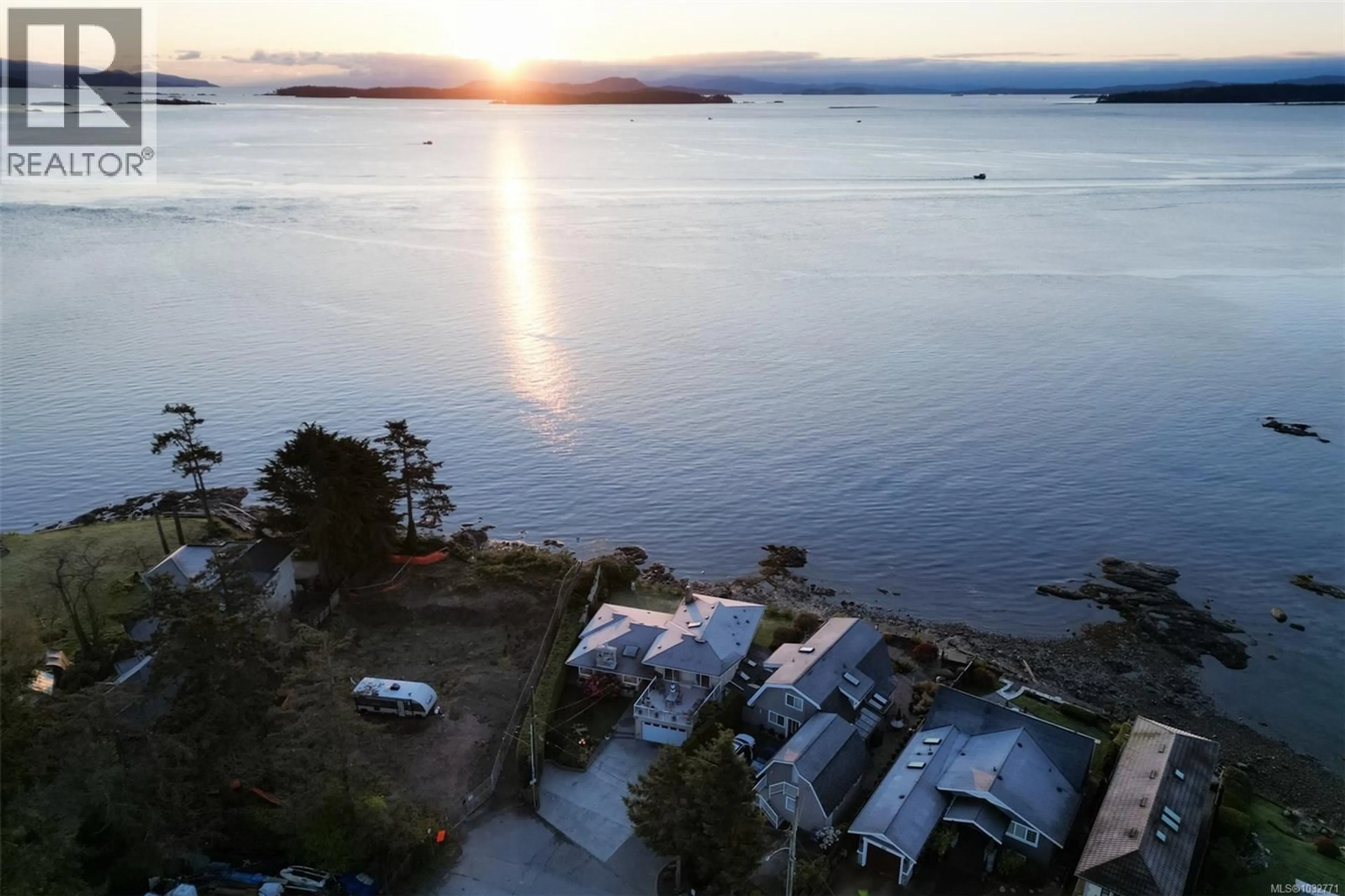 A pic from outside/outdoor area/front of a property/back of a property/a pic from drone, water/lake/river/ocean view for 2543 SHOREACRES ROAD, Sidney British Columbia V8L2E3