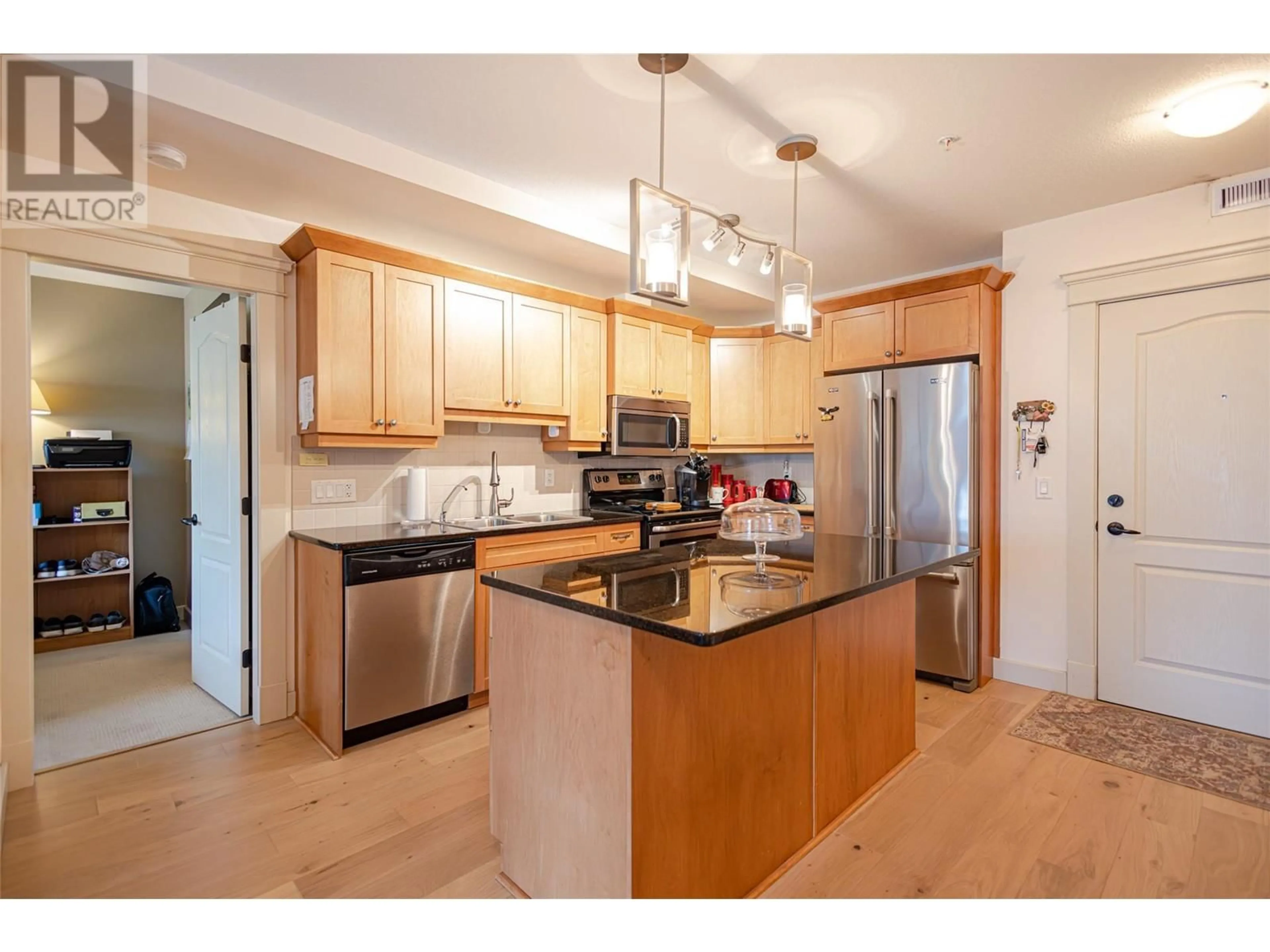 Open concept kitchen for 2070 Boucherie Road Unit# 312, West Kelowna British Columbia V4T3K9