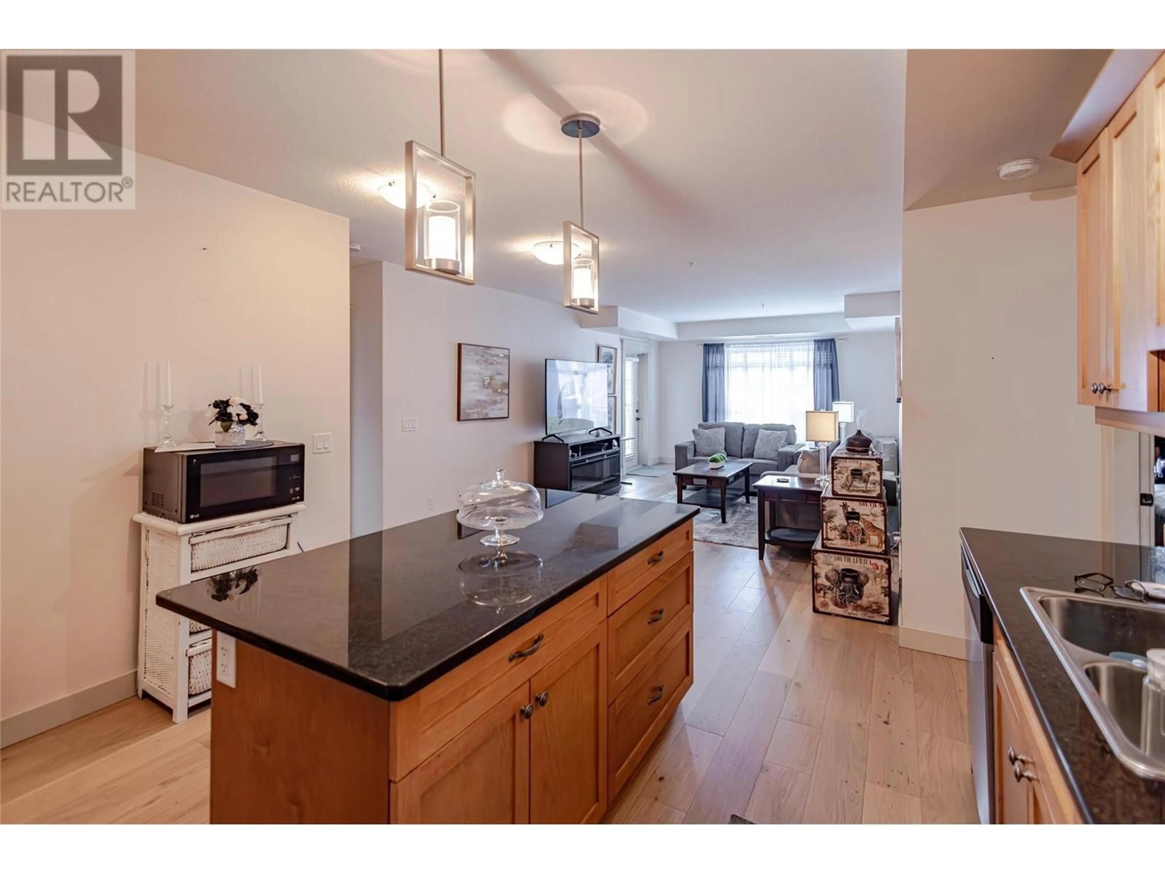 Open concept kitchen for 2070 Boucherie Road Unit# 312, West Kelowna British Columbia V4T3K9