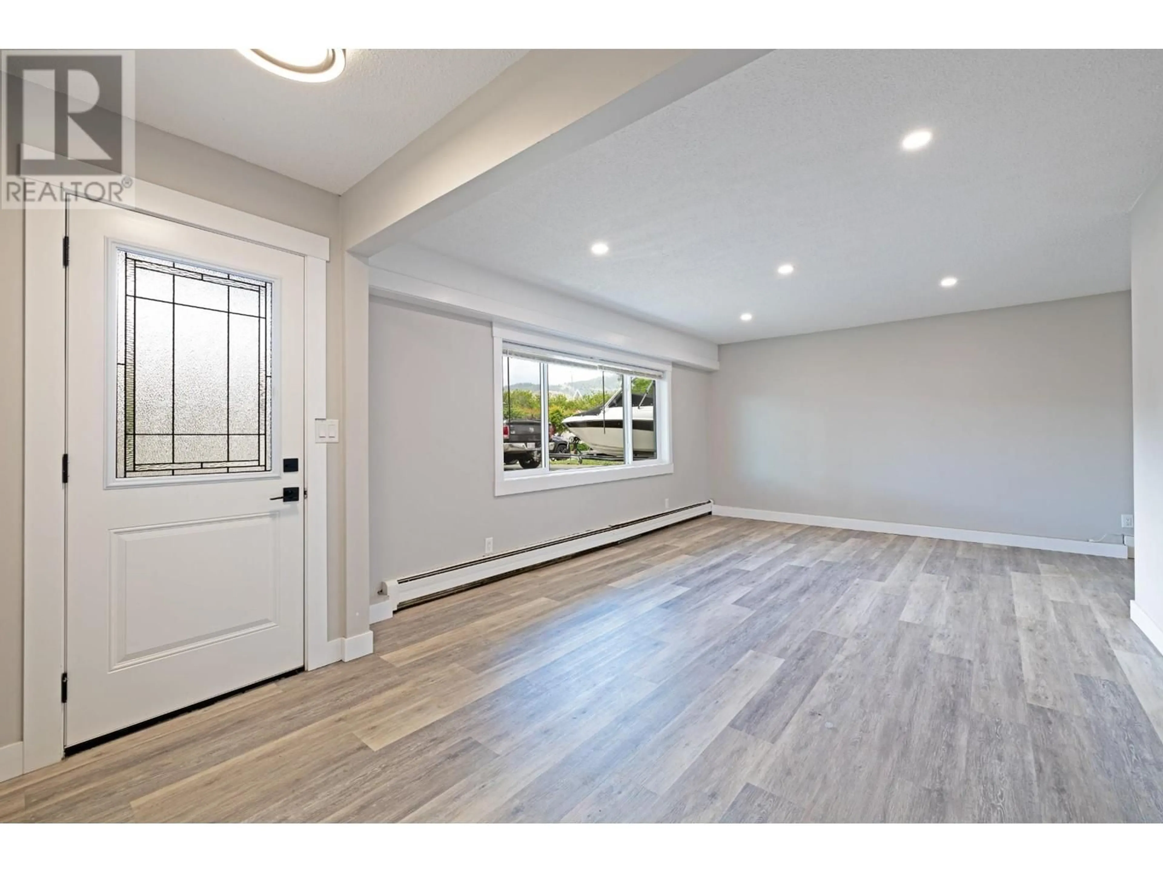 Indoor entryway, wood floors for 273 SPRUCE Avenue, Kamloops British Columbia V2B1H9