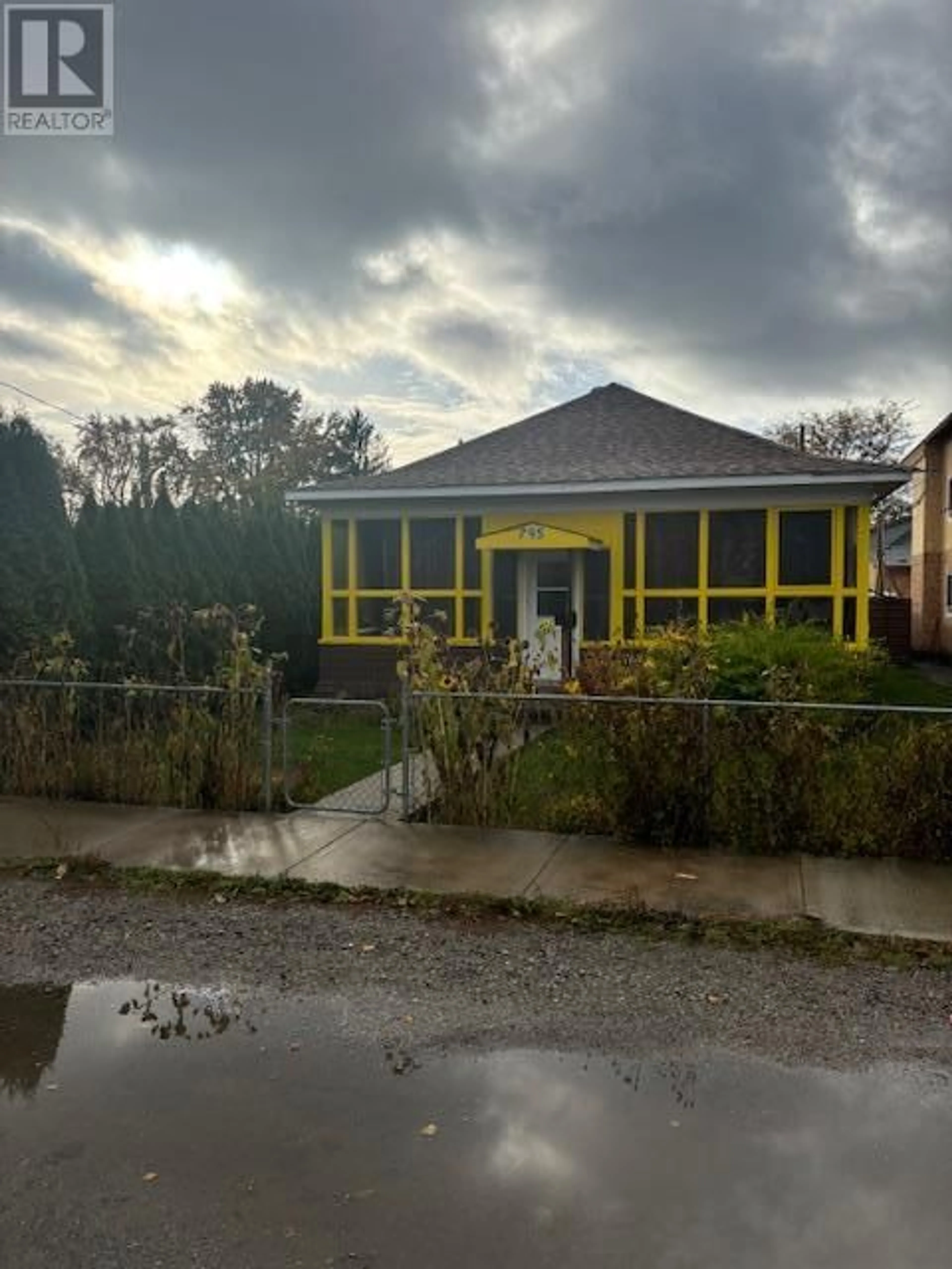 Frontside or backside of a home, the street view for 795 Lawson Avenue, Kelowna British Columbia V1Y6S9