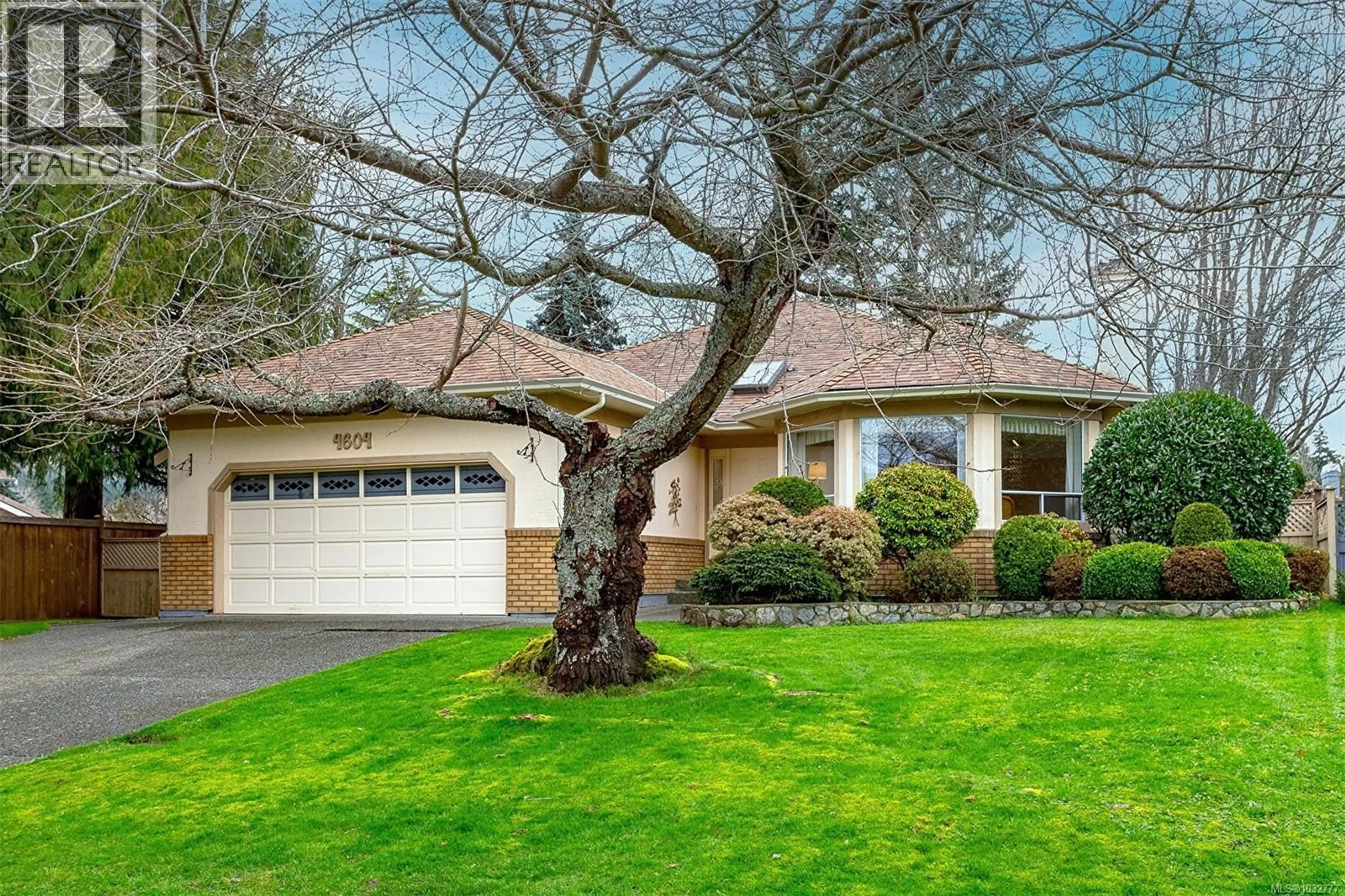 Home with vinyl exterior material, street for 4604 SUNNYMEAD WAY, Saanich British Columbia V8Y3B7