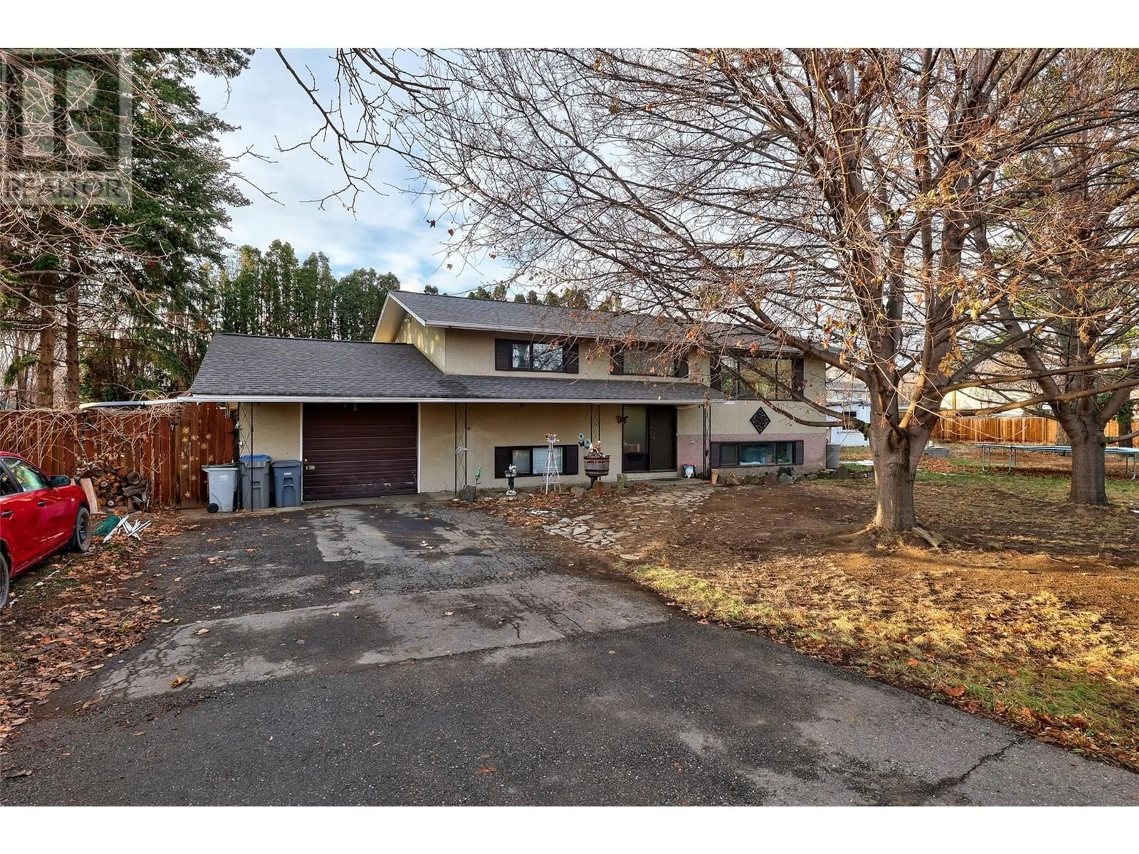 Home with vinyl exterior material, street for 520 SINGH STREET, Kamloops British Columbia V2B5C2