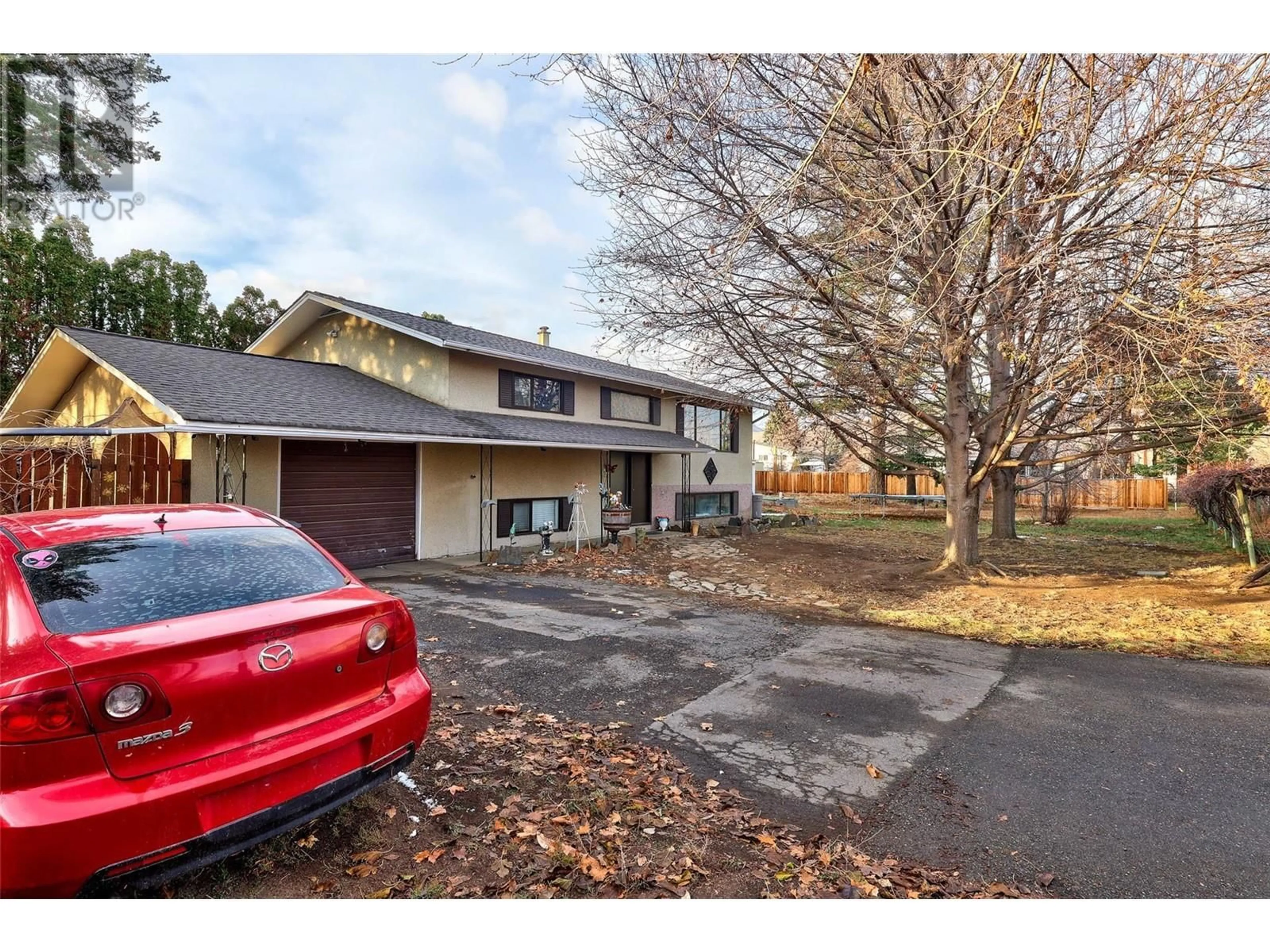 A pic from outside/outdoor area/front of a property/back of a property/a pic from drone, street for 520 SINGH STREET, Kamloops British Columbia V2B5C2