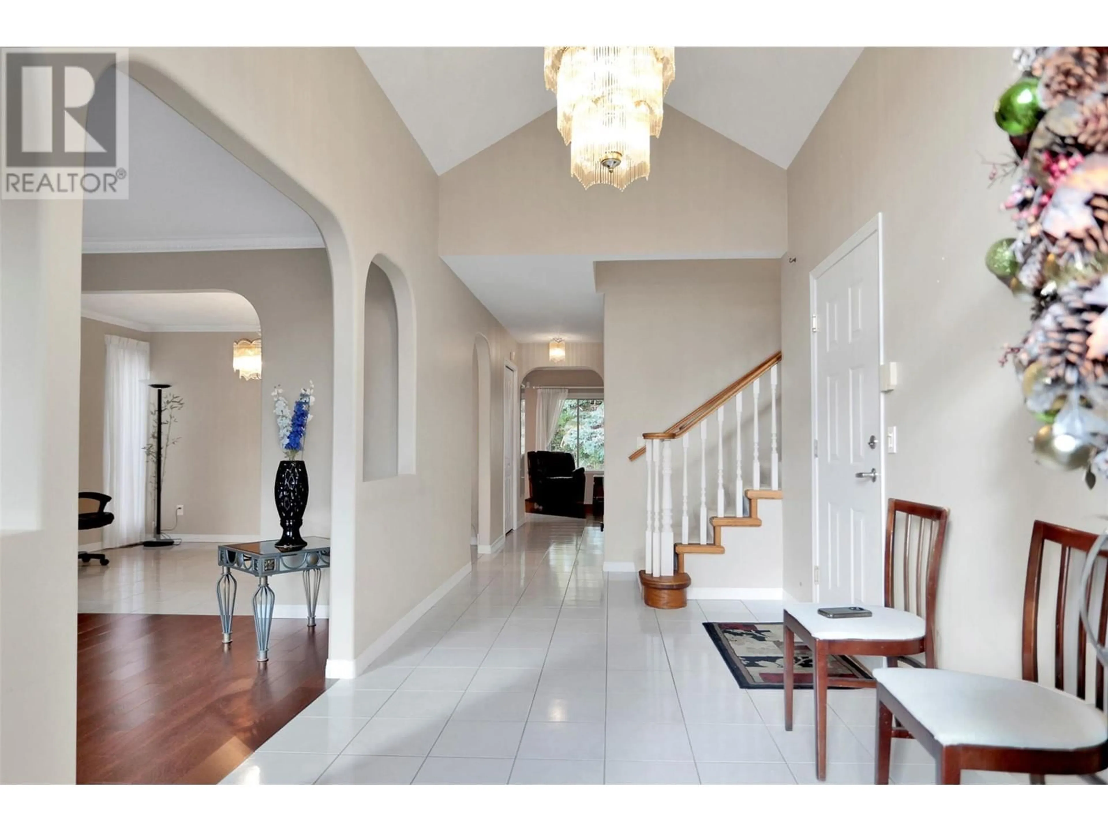 Indoor foyer, wood floors for 650 Lexington Drive Unit# 106, Kelowna British Columbia V1W3B6