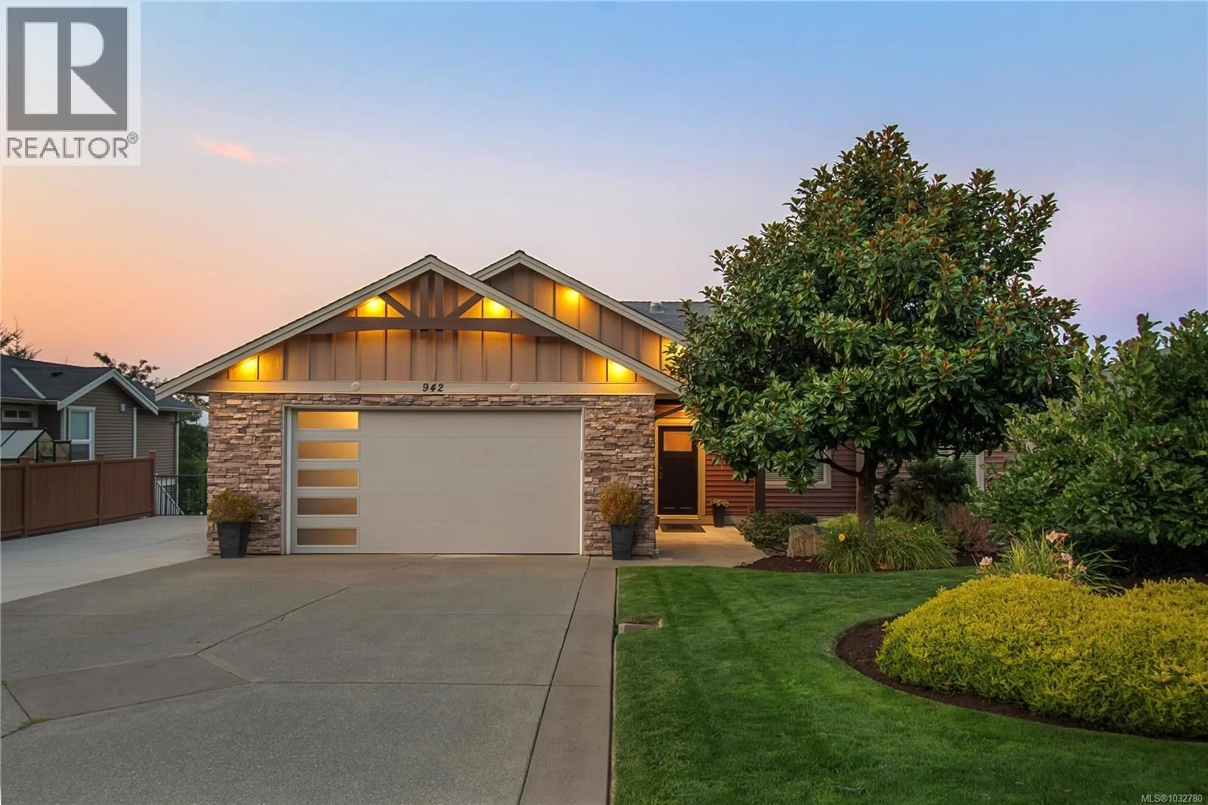 Home with vinyl exterior material, street for 942 TIMBERLINE DRIVE, Campbell River British Columbia V9H0A8