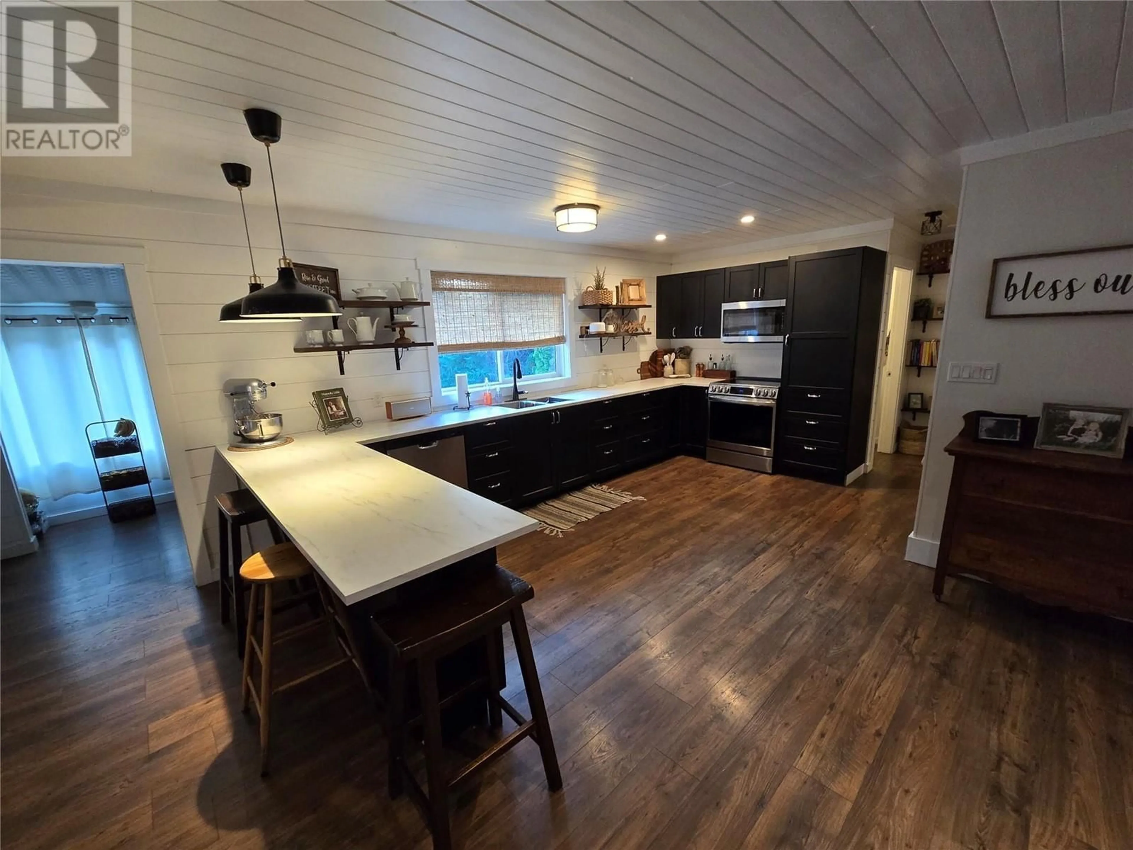 Open concept kitchen for 357 WYNDHAVEN Place, Clearwater British Columbia V0E1N0