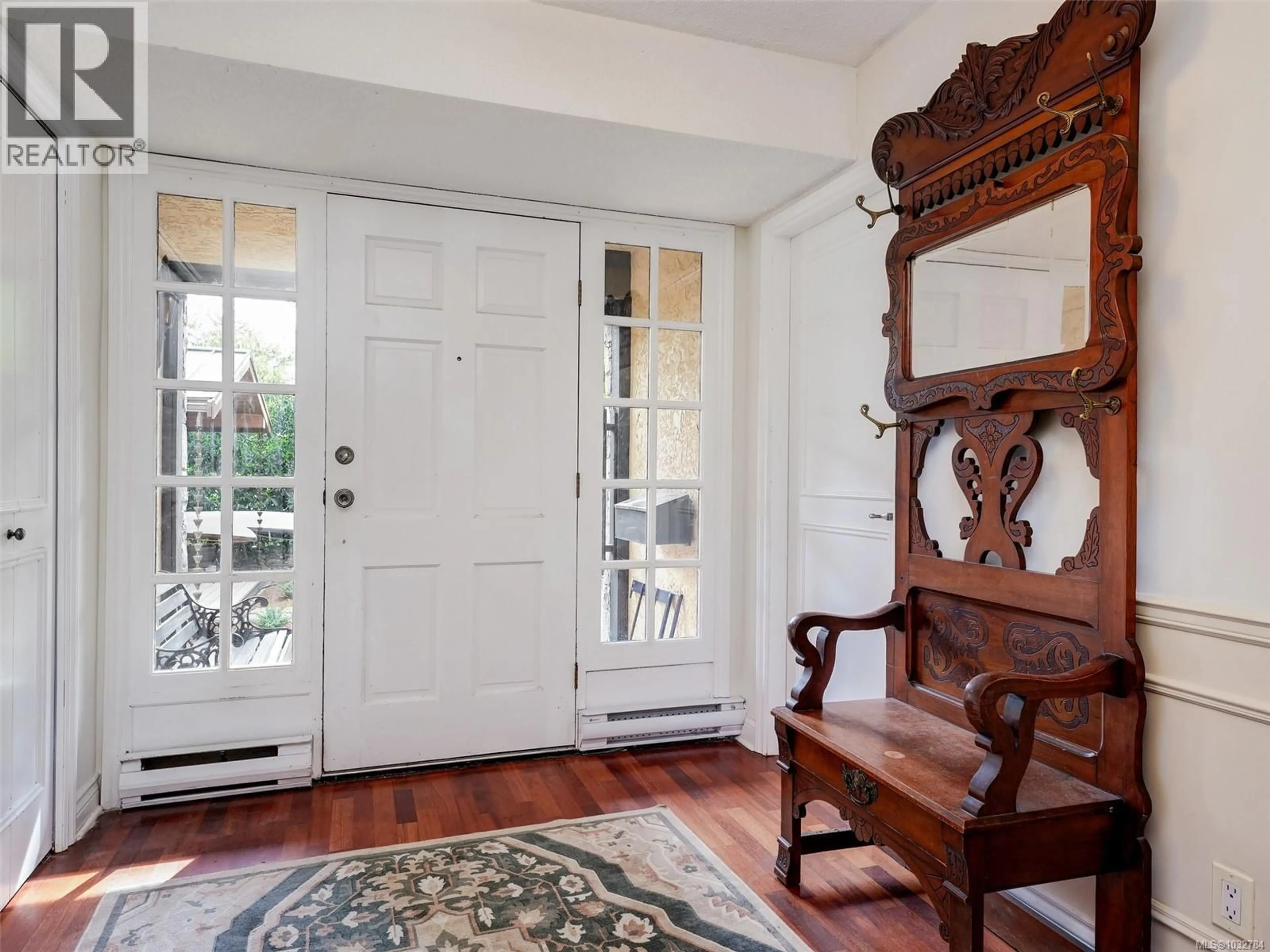 Indoor entryway for 1018 TERRACE AVENUE, Victoria British Columbia V8S3V3