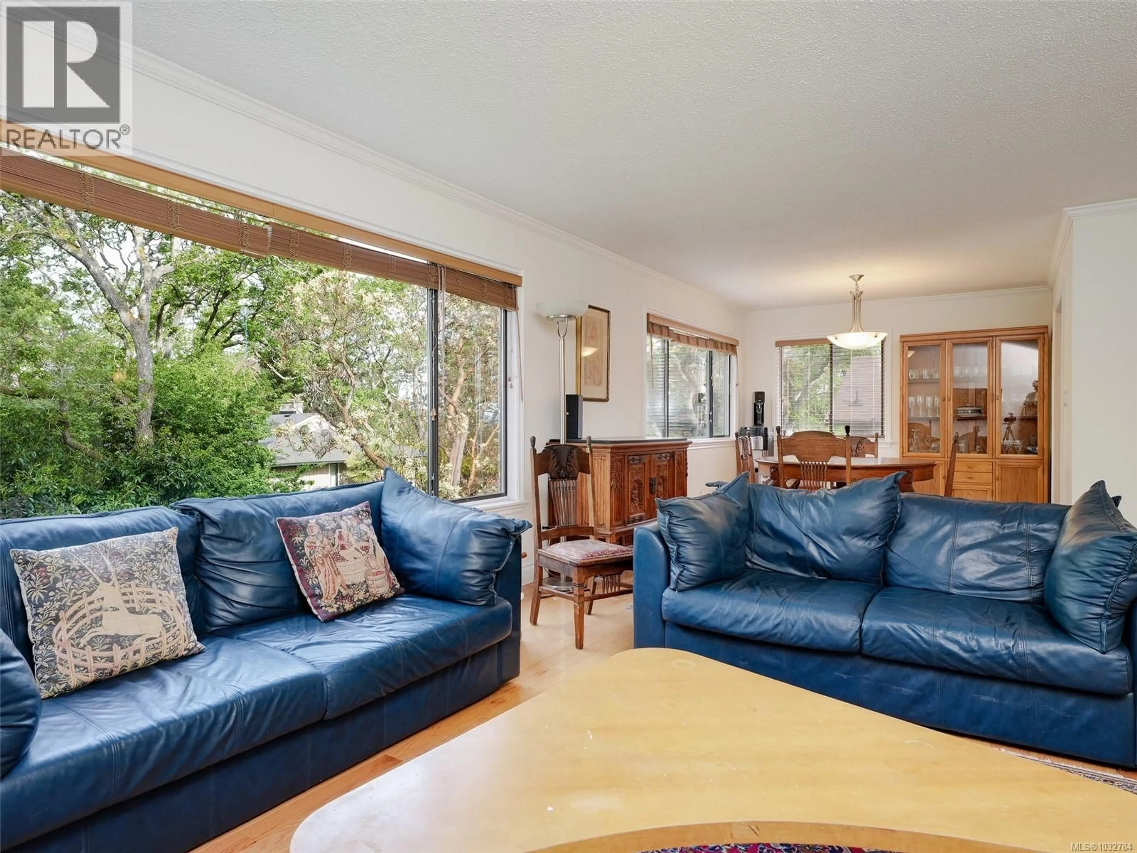 Living room with furniture, wood/laminate floor for 1018 TERRACE AVENUE, Victoria British Columbia V8S3V3