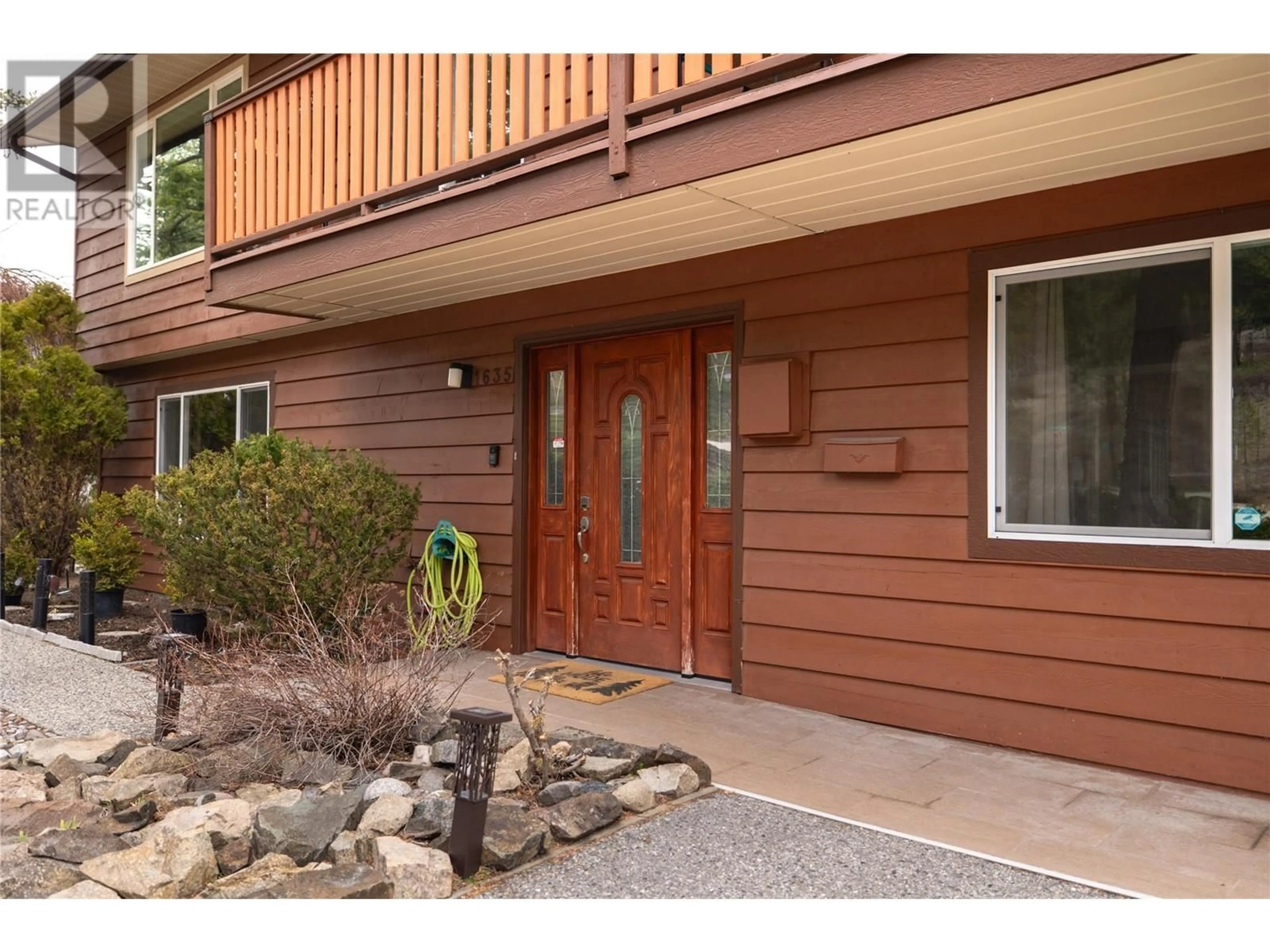 Indoor entryway, wood floors for 1635 Blackwood Drive, West Kelowna British Columbia V1Z3B7