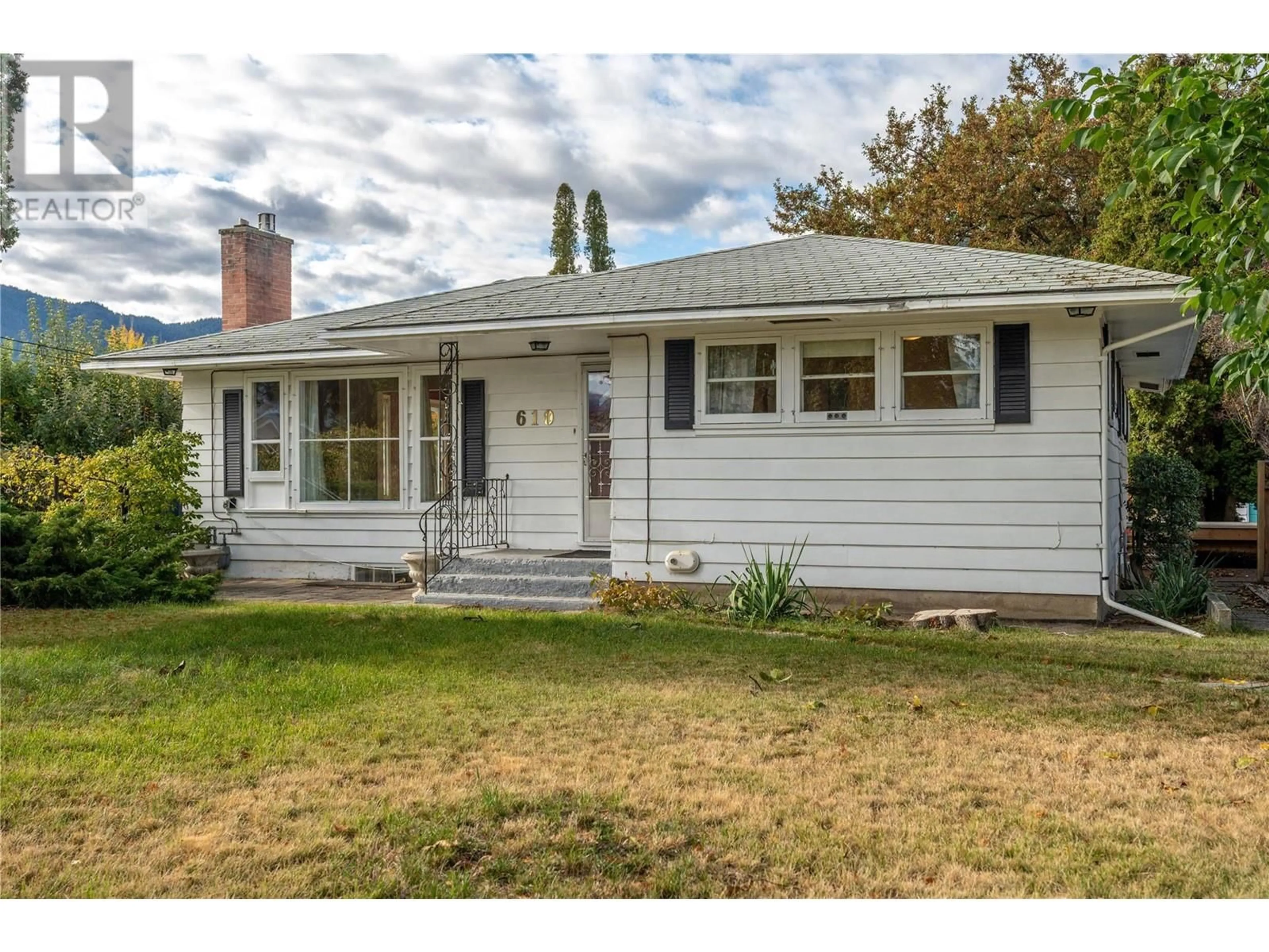Home with vinyl exterior material, street for 610 VEDETTE DRIVE, Penticton British Columbia V2A7K8