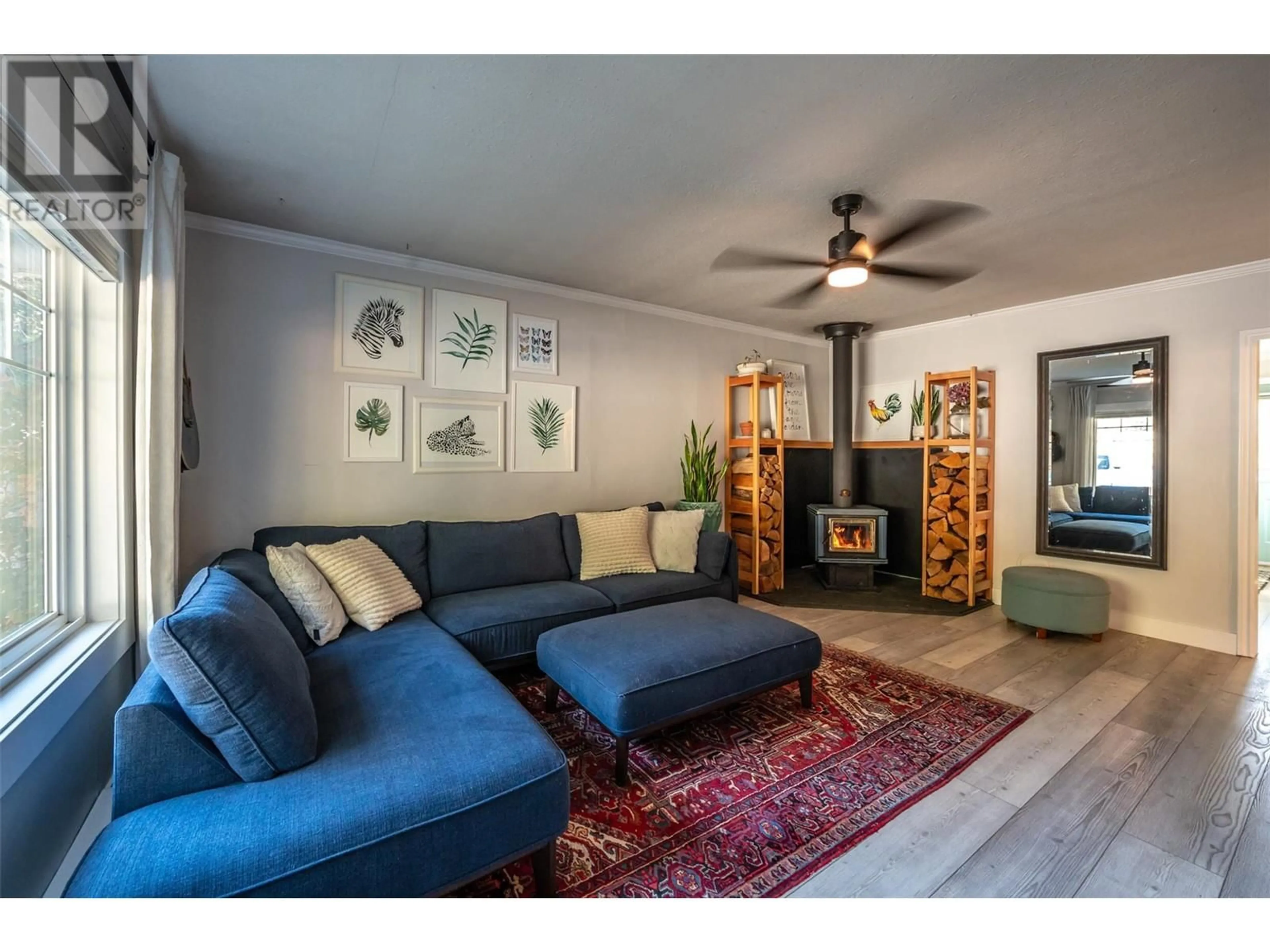 Living room with furniture, unknown for 365 TOWNLEY STREET, Penticton British Columbia V2A4H5