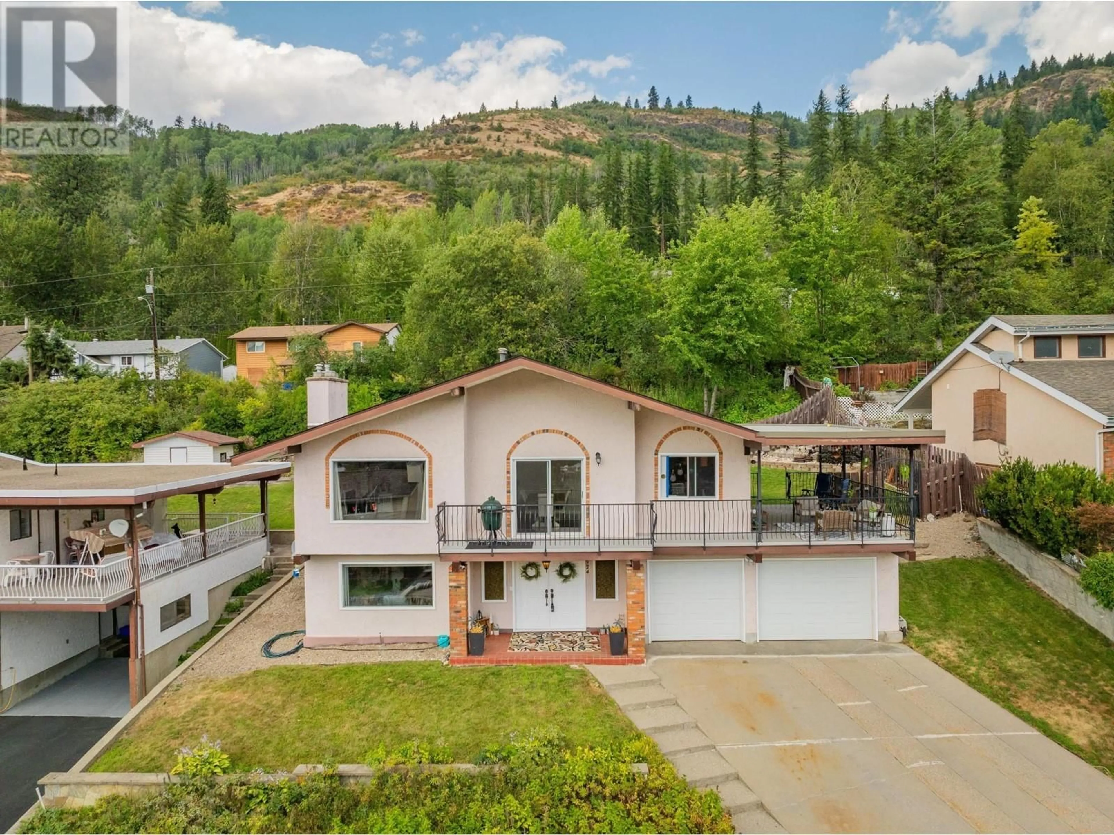 Frontside or backside of a home, cottage for 924 7TH Street, Montrose British Columbia V0G1P0