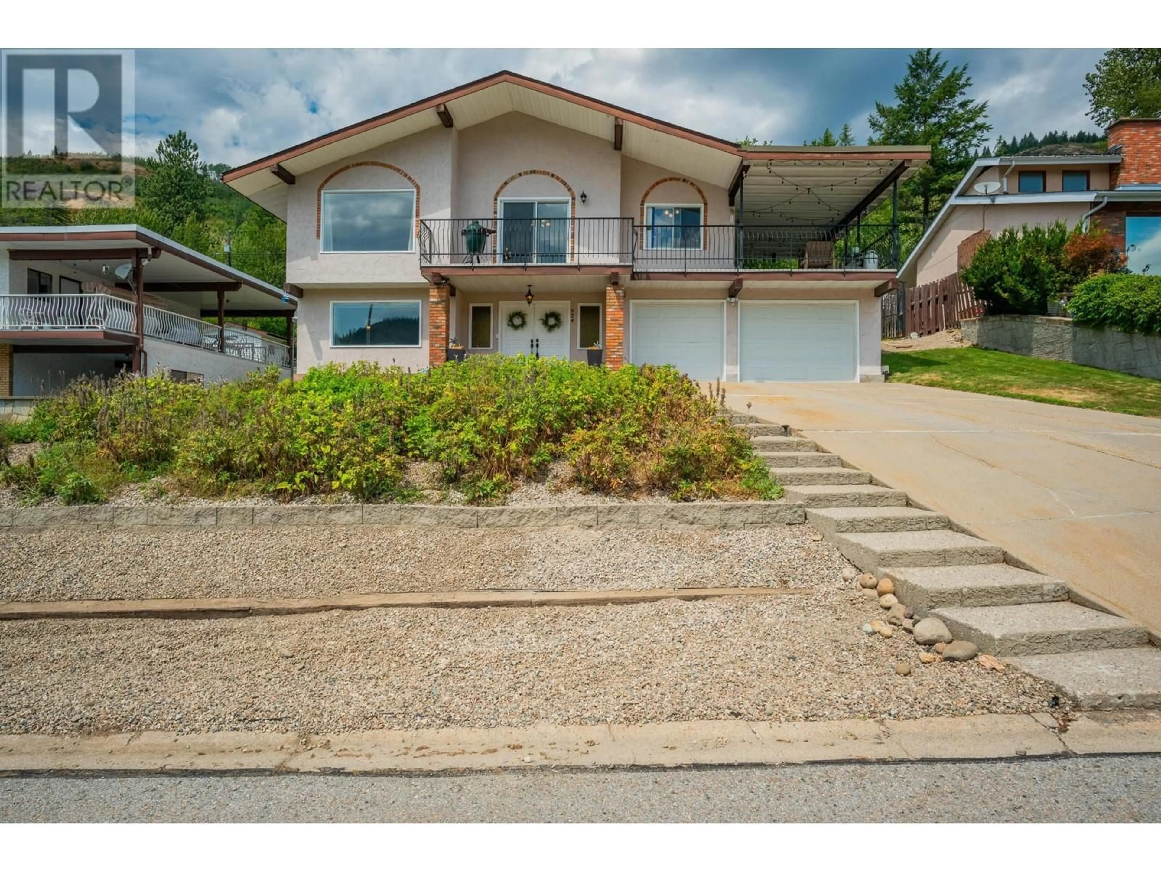 Frontside or backside of a home, the street view for 924 7TH Street, Montrose British Columbia V0G1P0