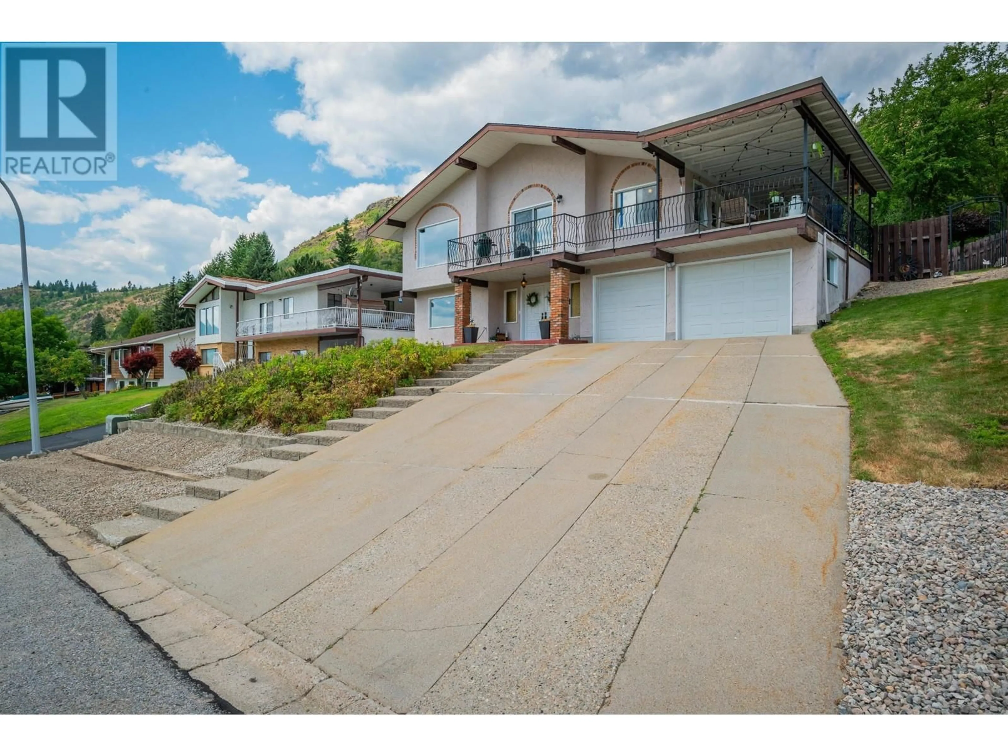 Frontside or backside of a home, the street view for 924 7TH Street, Montrose British Columbia V0G1P0