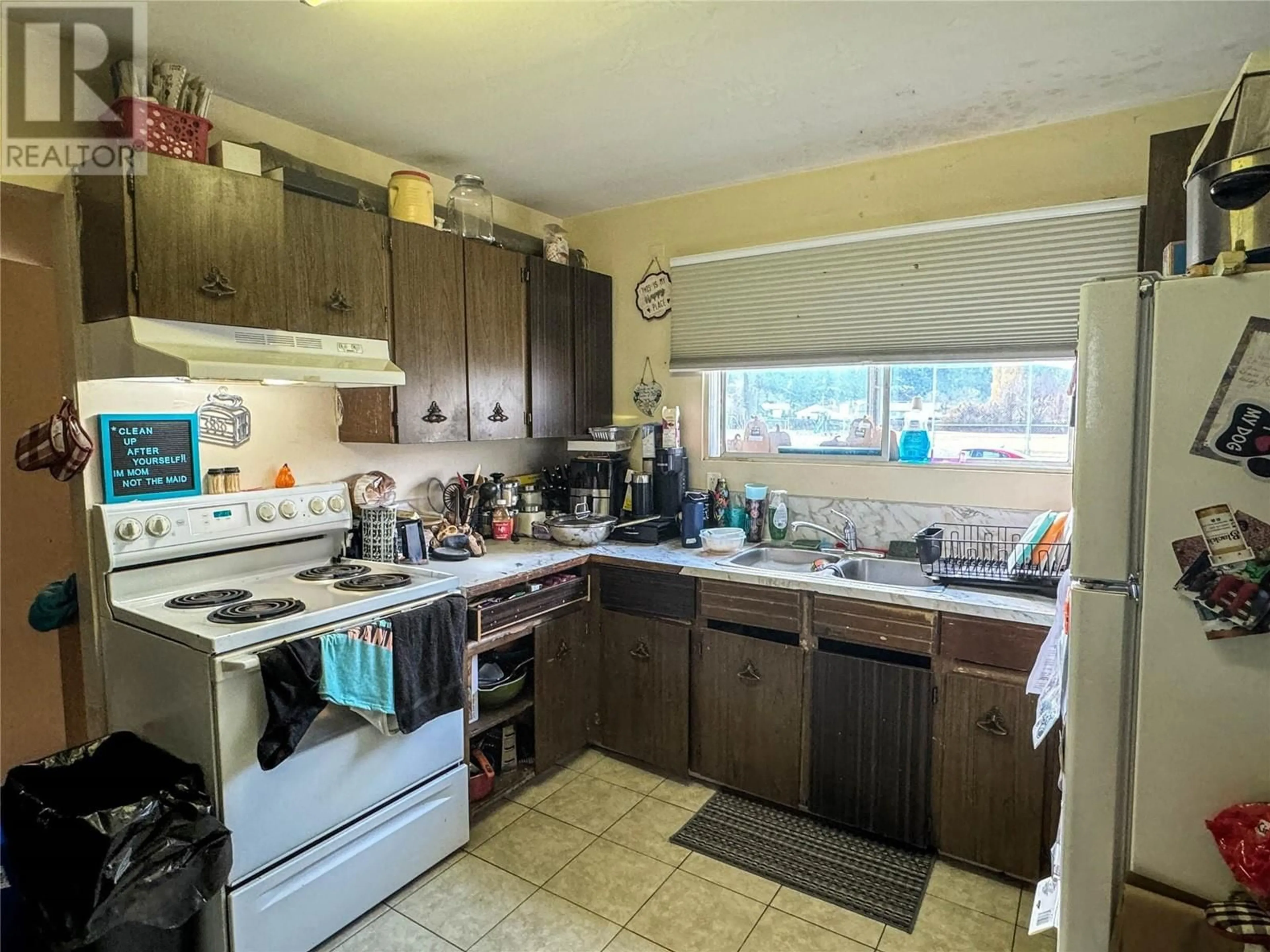 Standard kitchen, unknown for 1666 DOUGLAS STREET, Merritt British Columbia V1K1B8