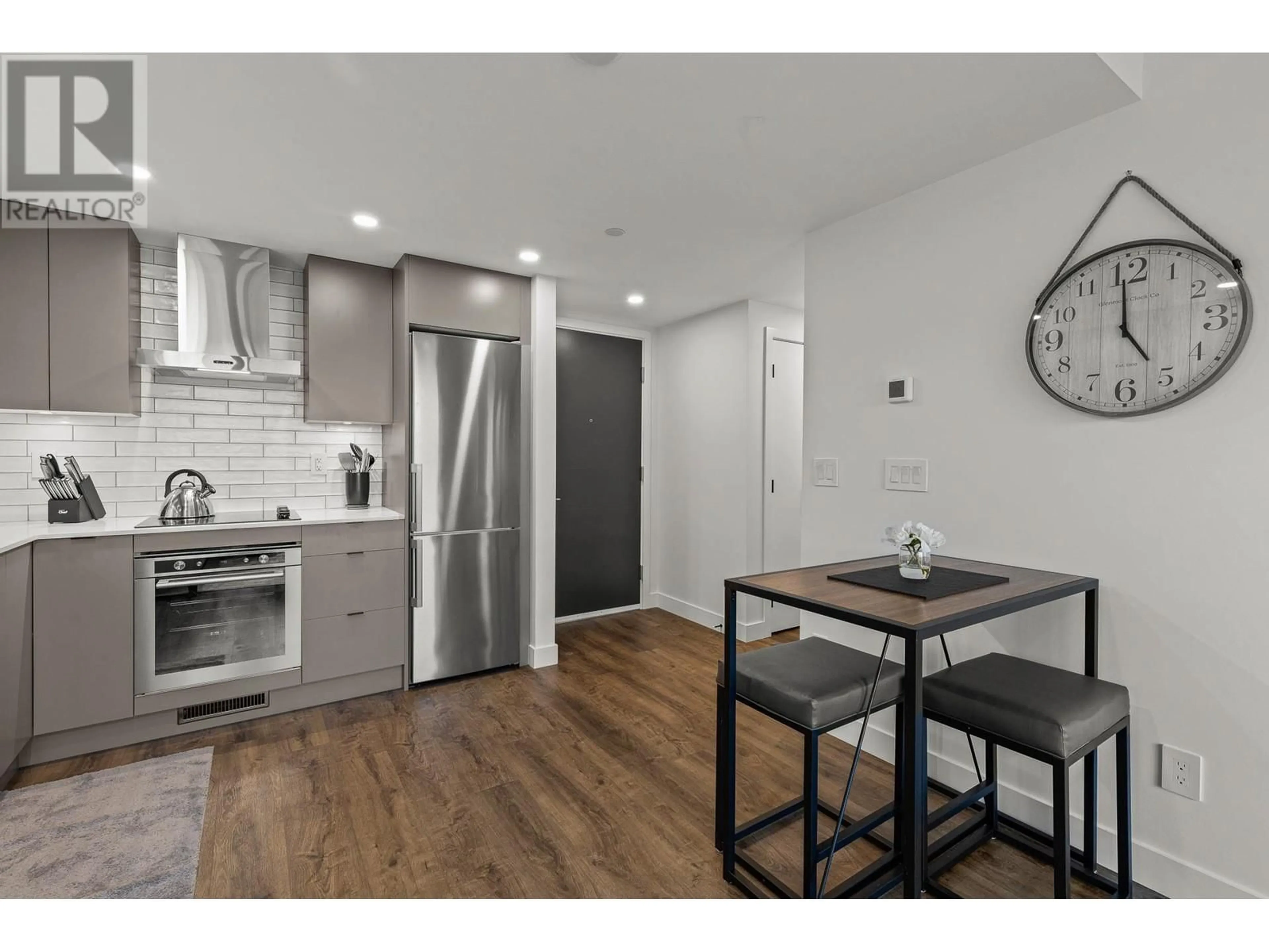 Open concept kitchen for 1471 St. Paul Street Unit# 809, Kelowna British Columbia V1Y2E4