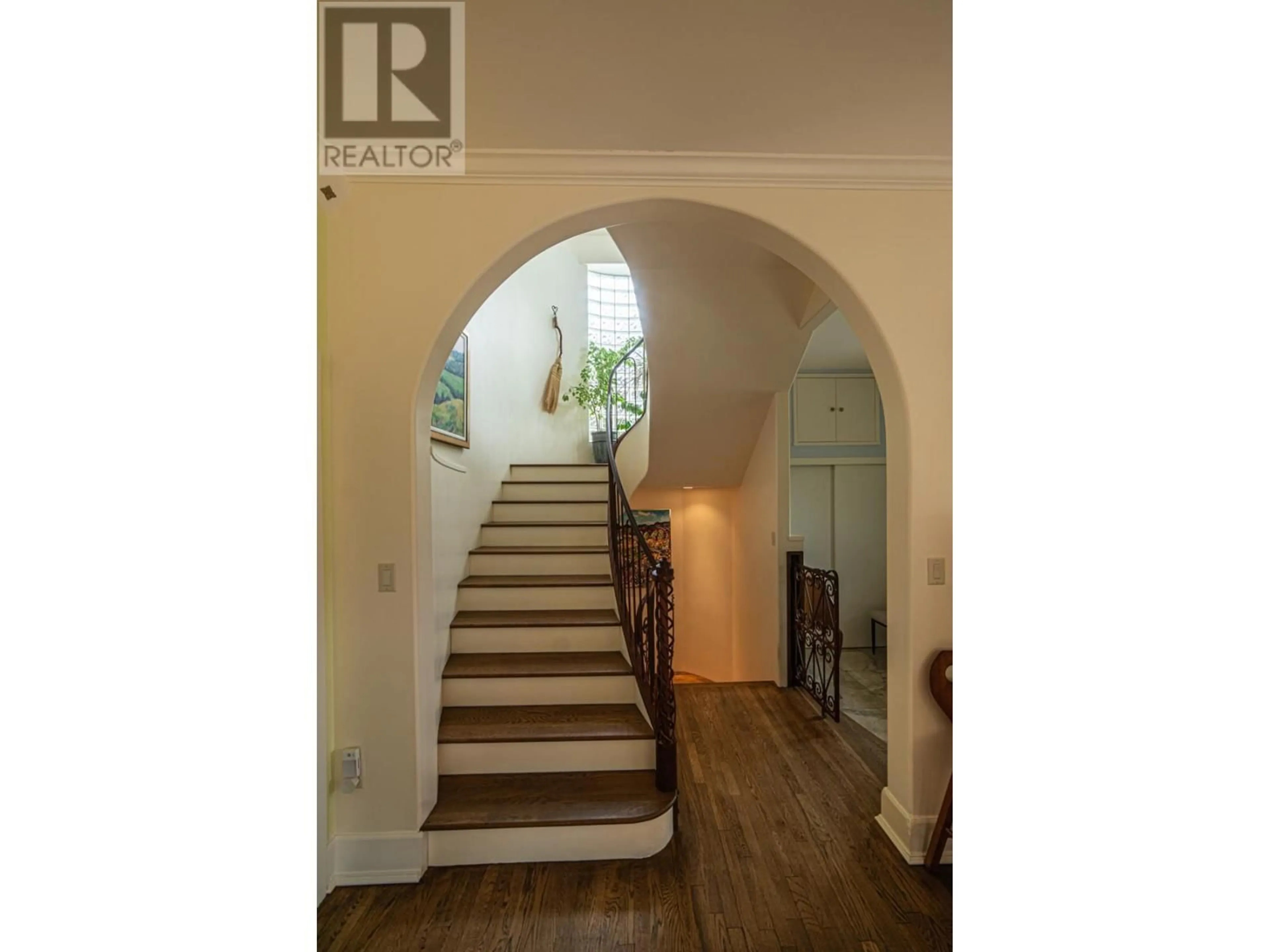 Indoor foyer, wood floors for 128 UNION Street, Nelson British Columbia V1L4A2