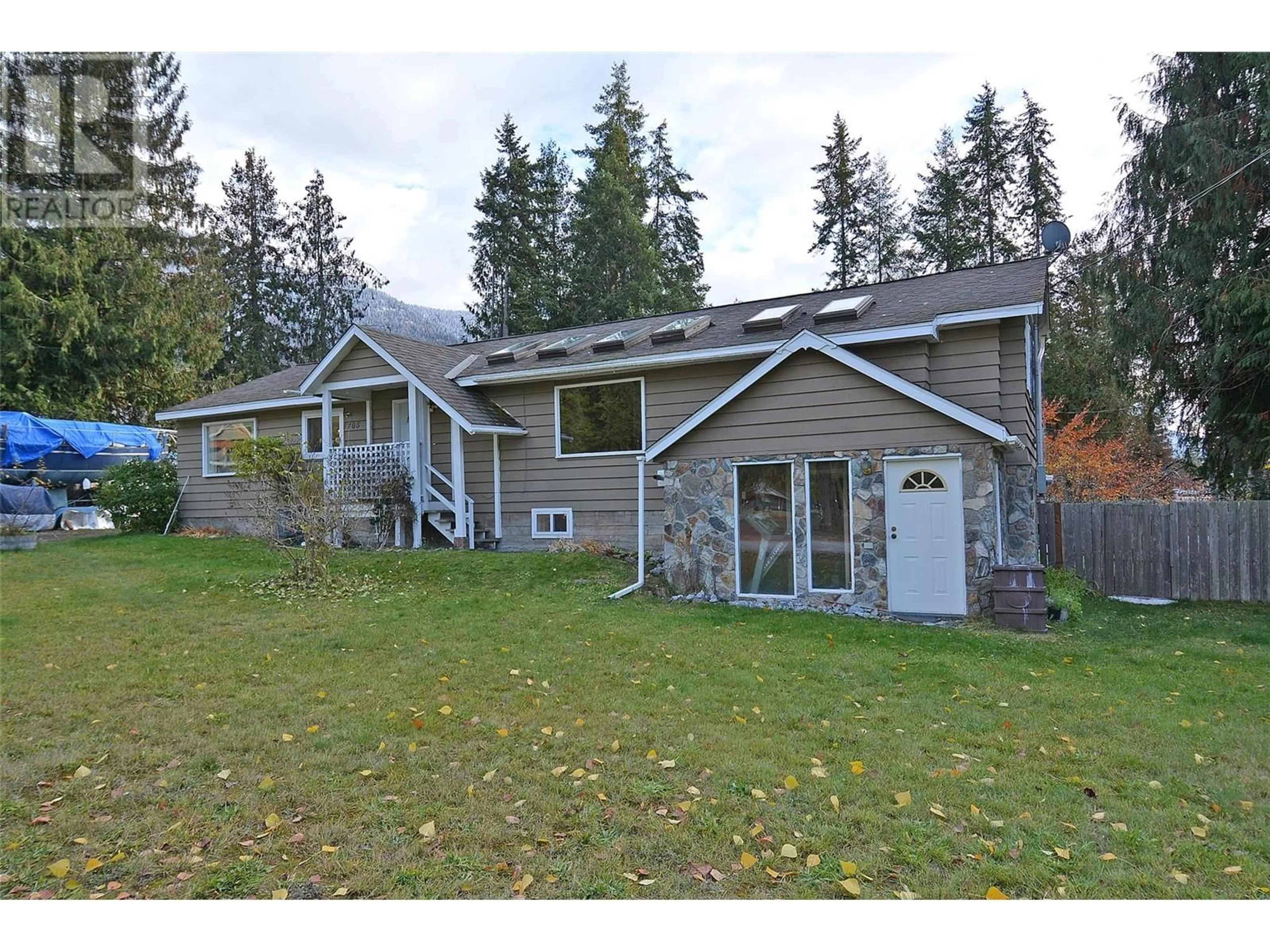 A pic from outside/outdoor area/front of a property/back of a property/a pic from drone, unknown for 705 GIFFIN AVENUE, Slocan British Columbia V0G2C0
