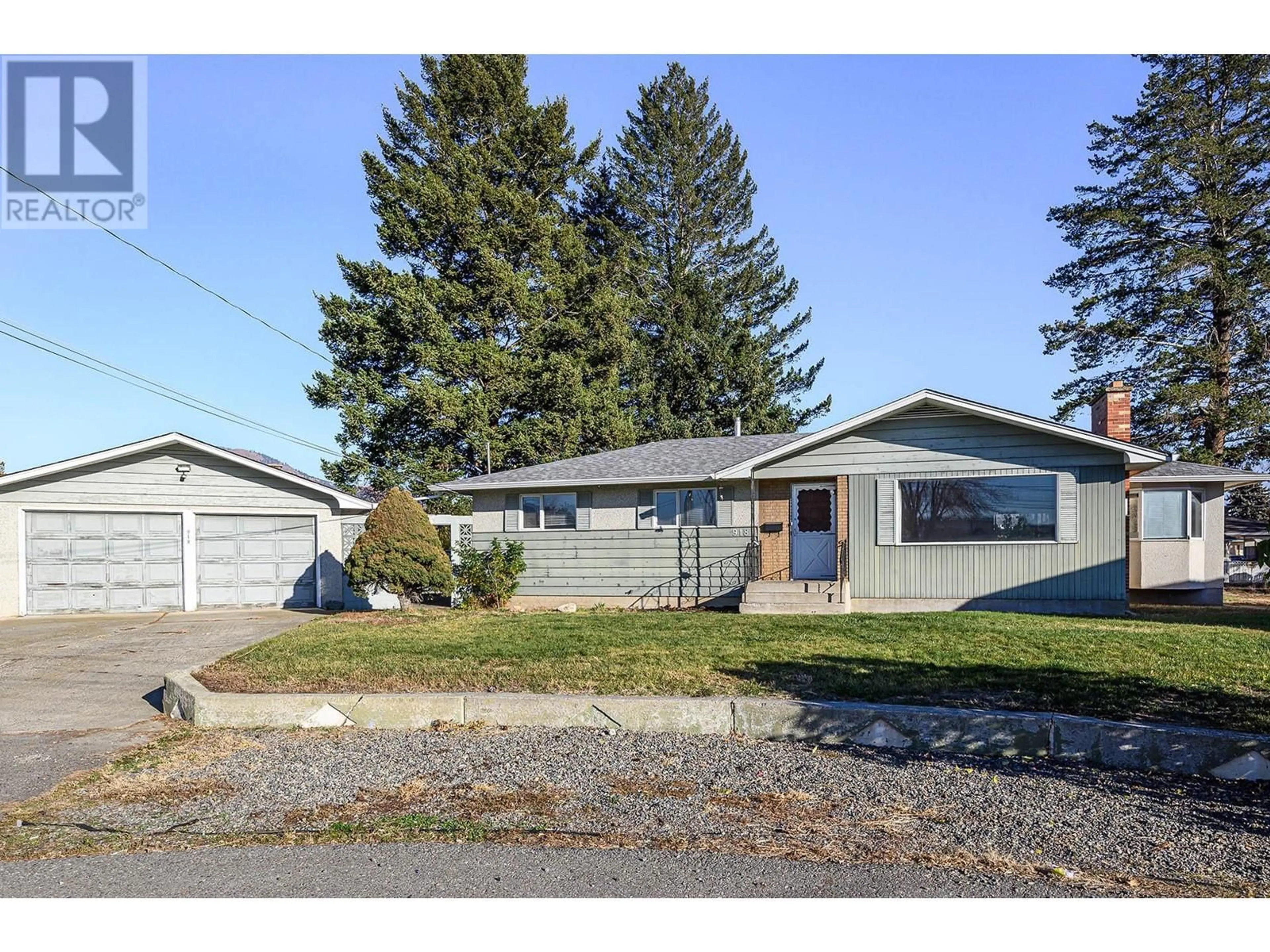 Frontside or backside of a home, the street view for 918 Kirkland Place, Kamloops British Columbia V2B3Y6