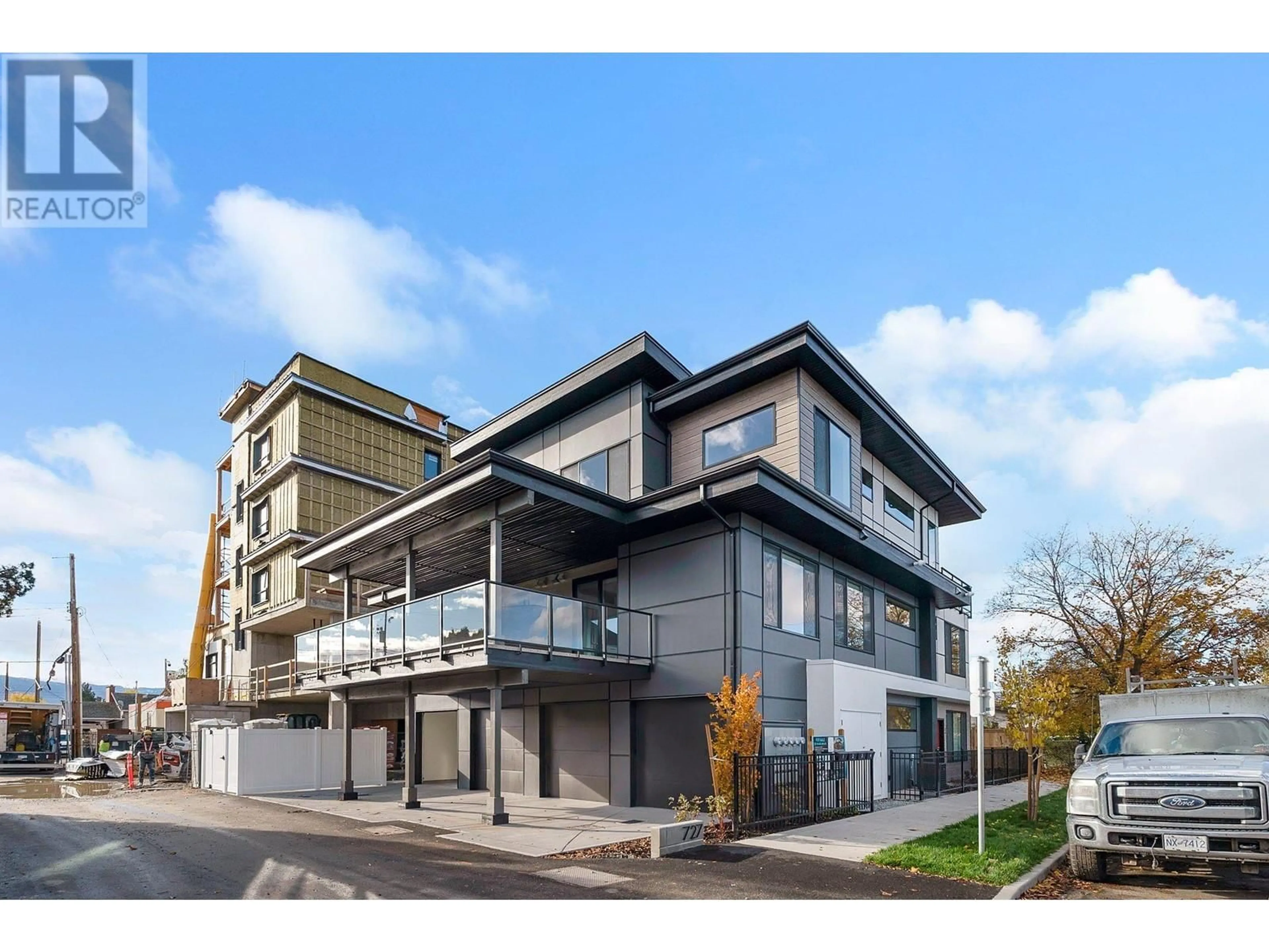 A pic from exterior of the house or condo, the front or back of building for 727 Wardlaw Avenue Unit# 4, Kelowna British Columbia V1Y5B8