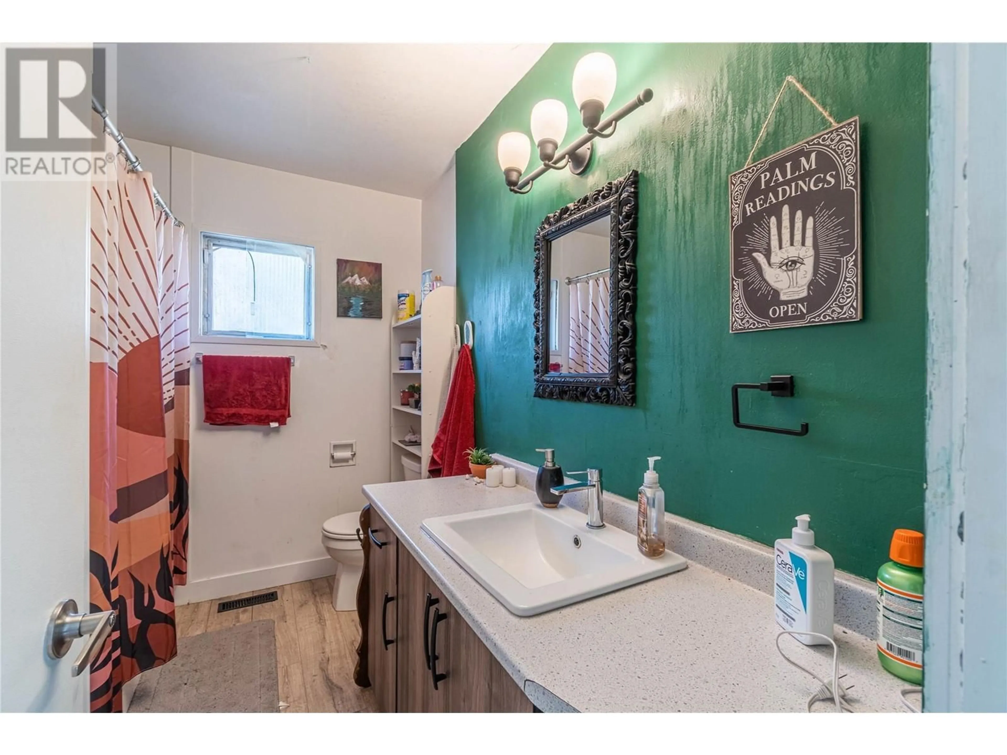 Standard bathroom for 2322 Parkcrest Avenue, Kamloops British Columbia V2B4Y3