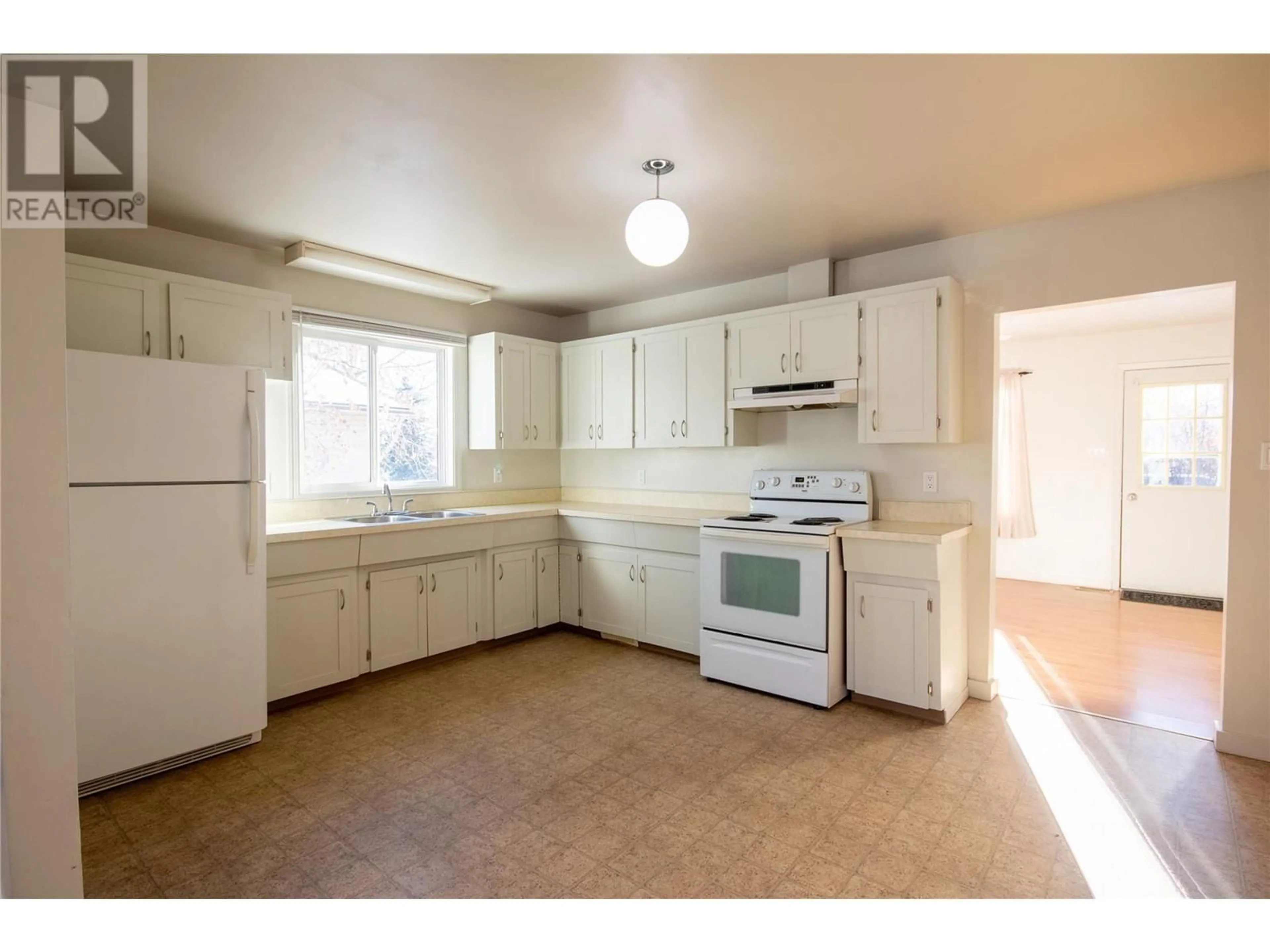 Standard kitchen, wood floors, cottage for 336 100A Avenue, Dawson Creek British Columbia V1G1X5