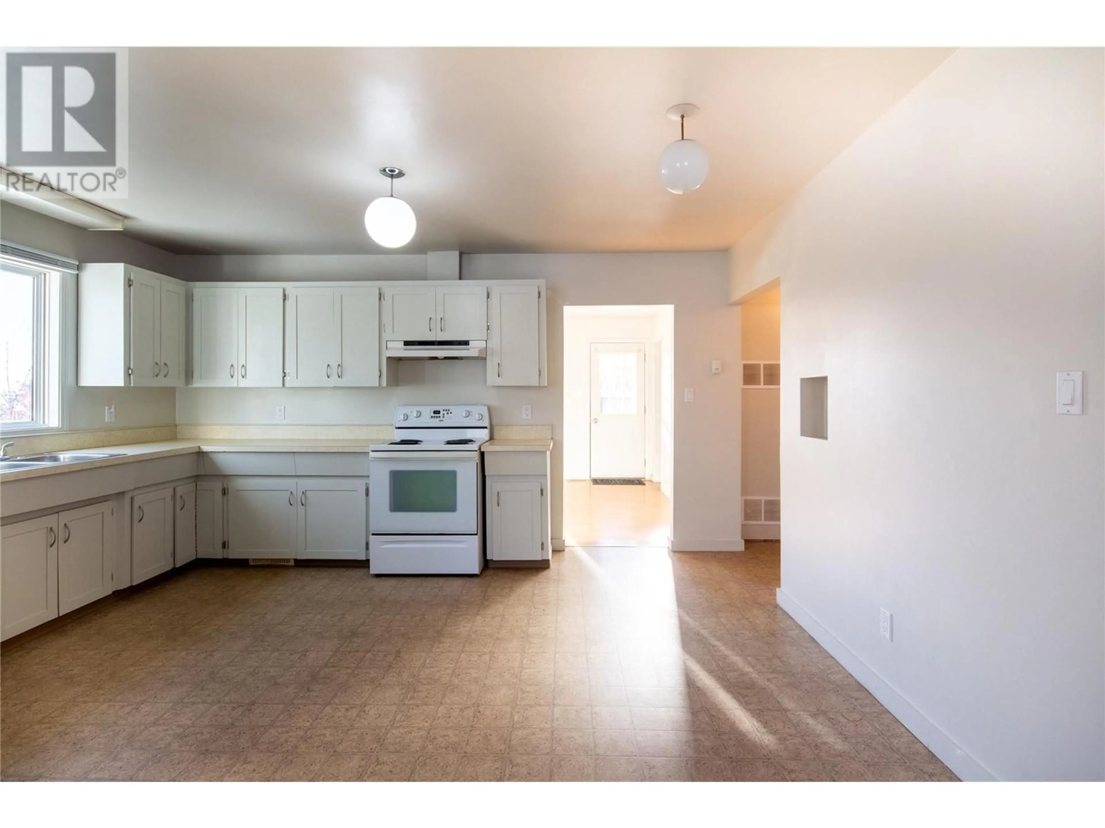 Standard kitchen, wood floors, cottage for 336 100A Avenue, Dawson Creek British Columbia V1G1X5