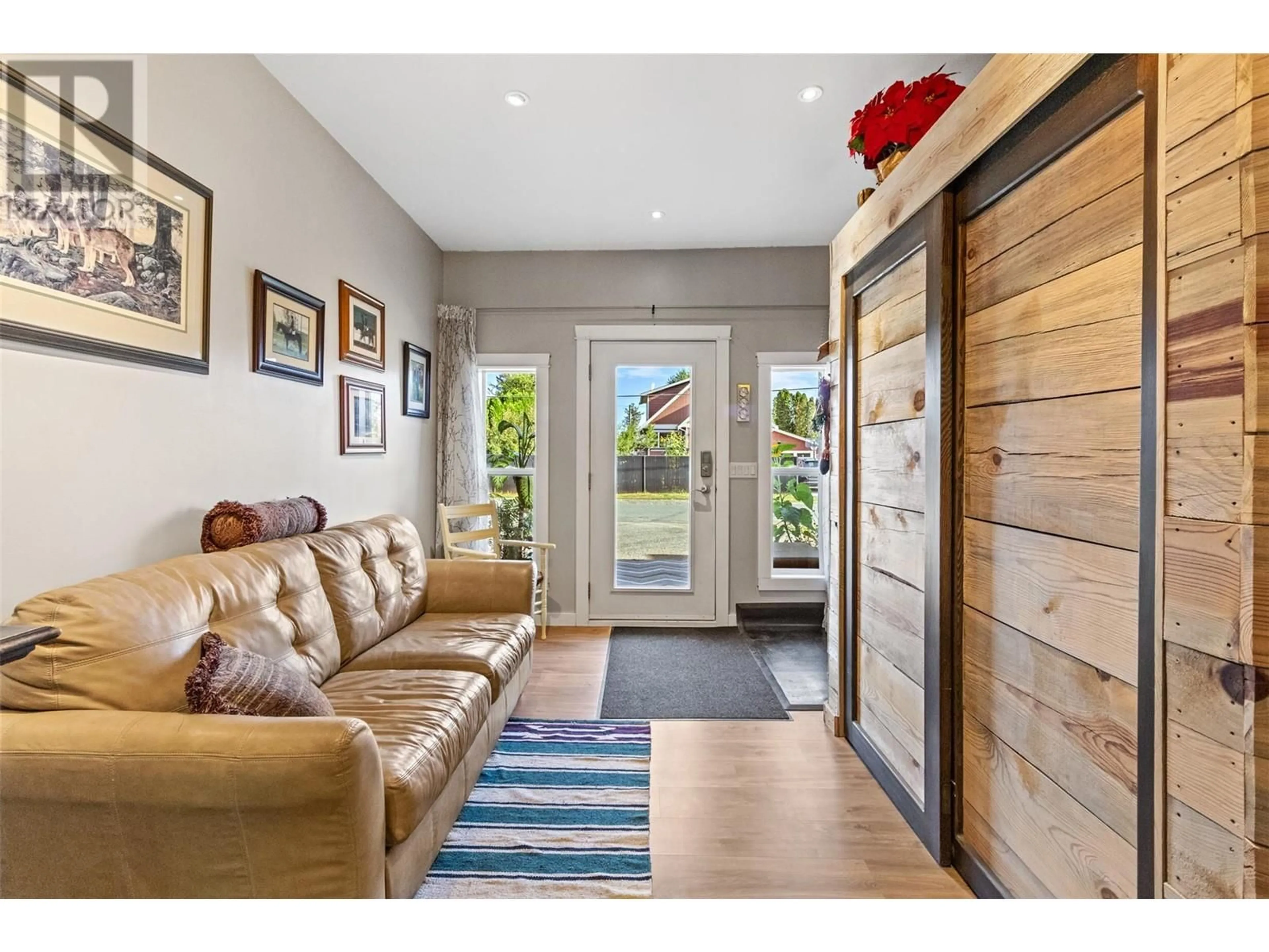 Indoor entryway, wood floors for 224 CYPRESS Avenue, Kamloops British Columbia V2H1T7