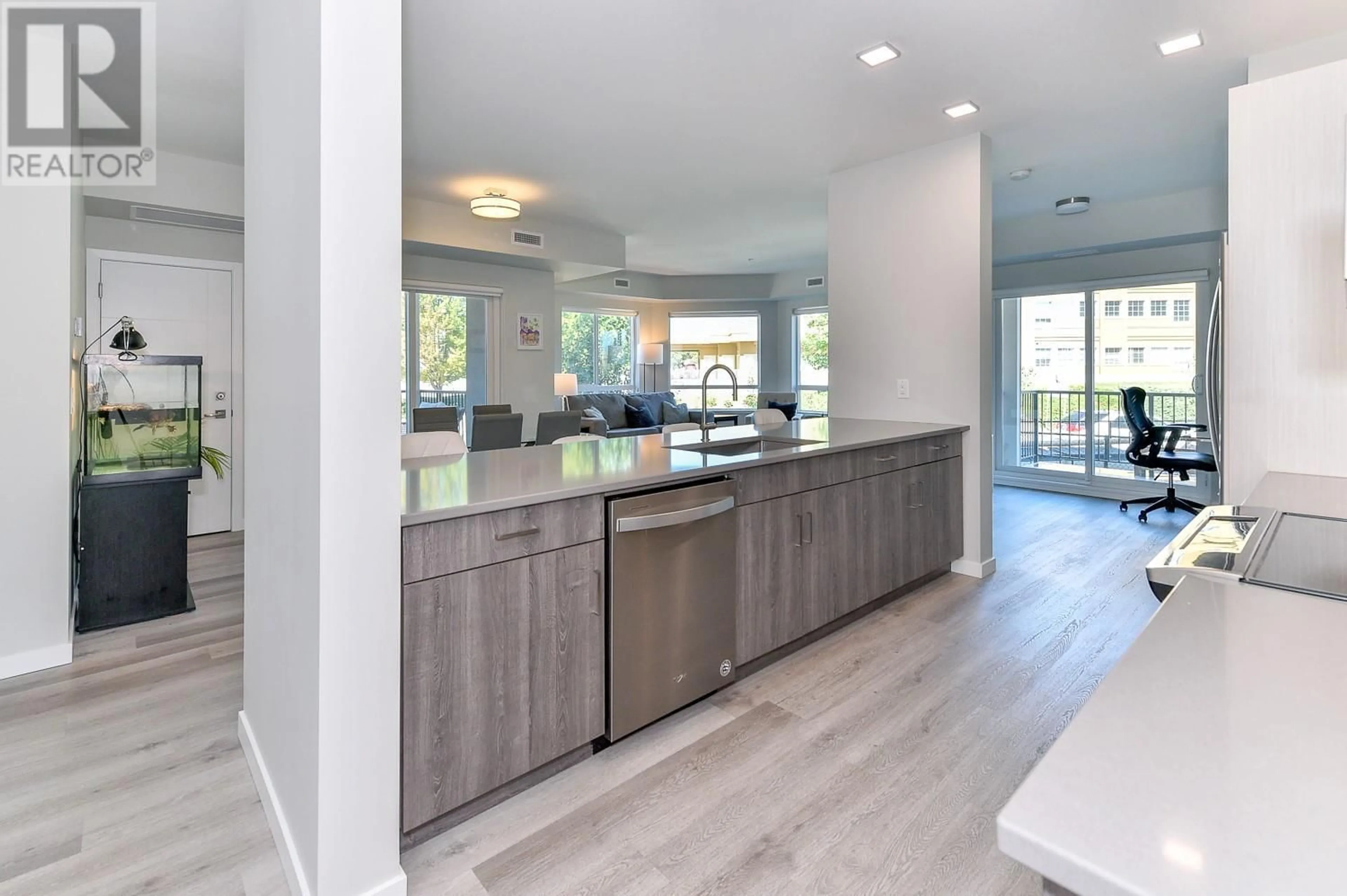 Open concept kitchen for 2301 Carrington Road Unit# 109, West Kelowna British Columbia V4T0E2