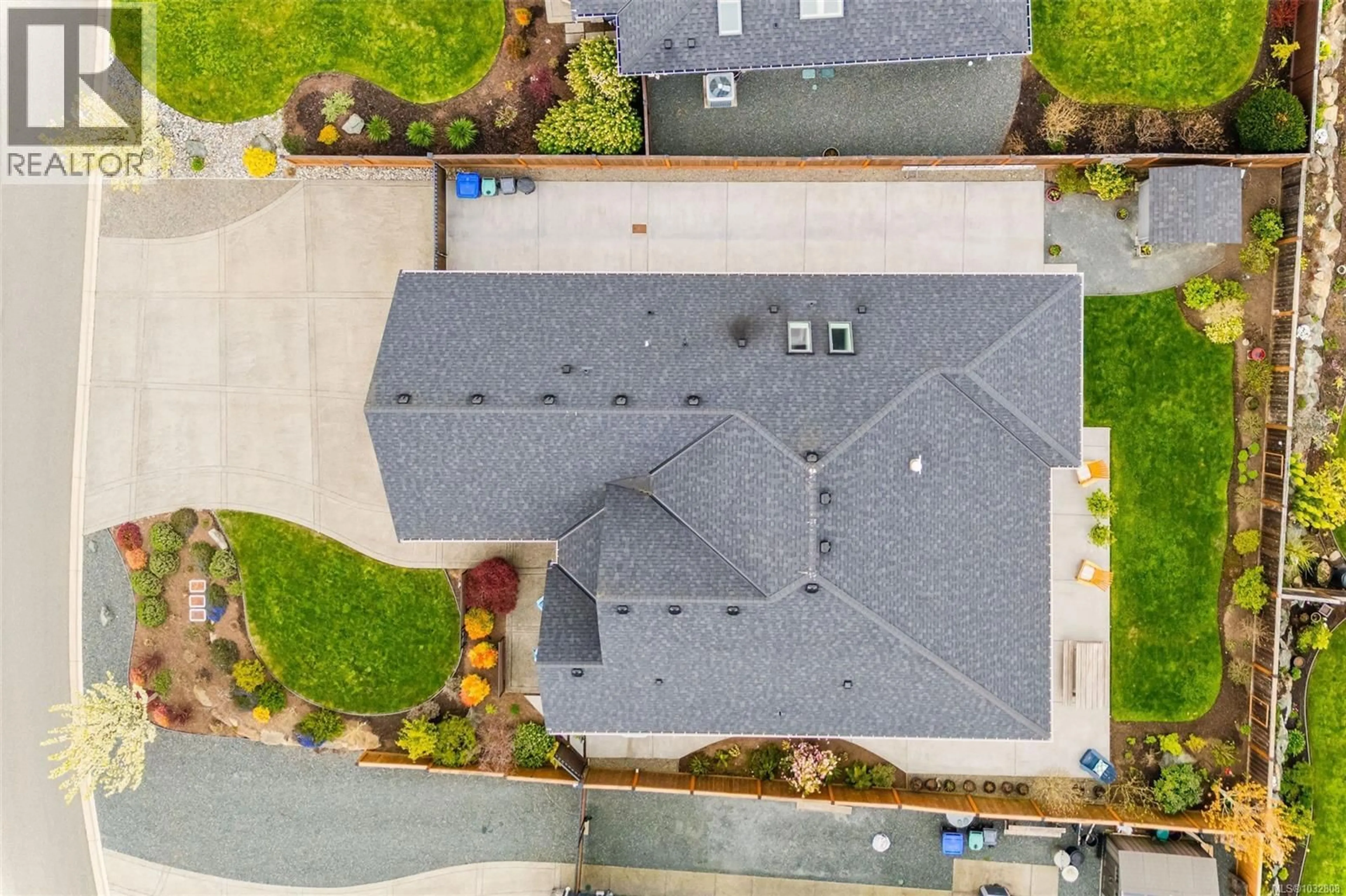 A pic from outside/outdoor area/front of a property/back of a property/a pic from drone, street for 430 RIDGEFIELD DRIVE, Parksville British Columbia V9P0E2
