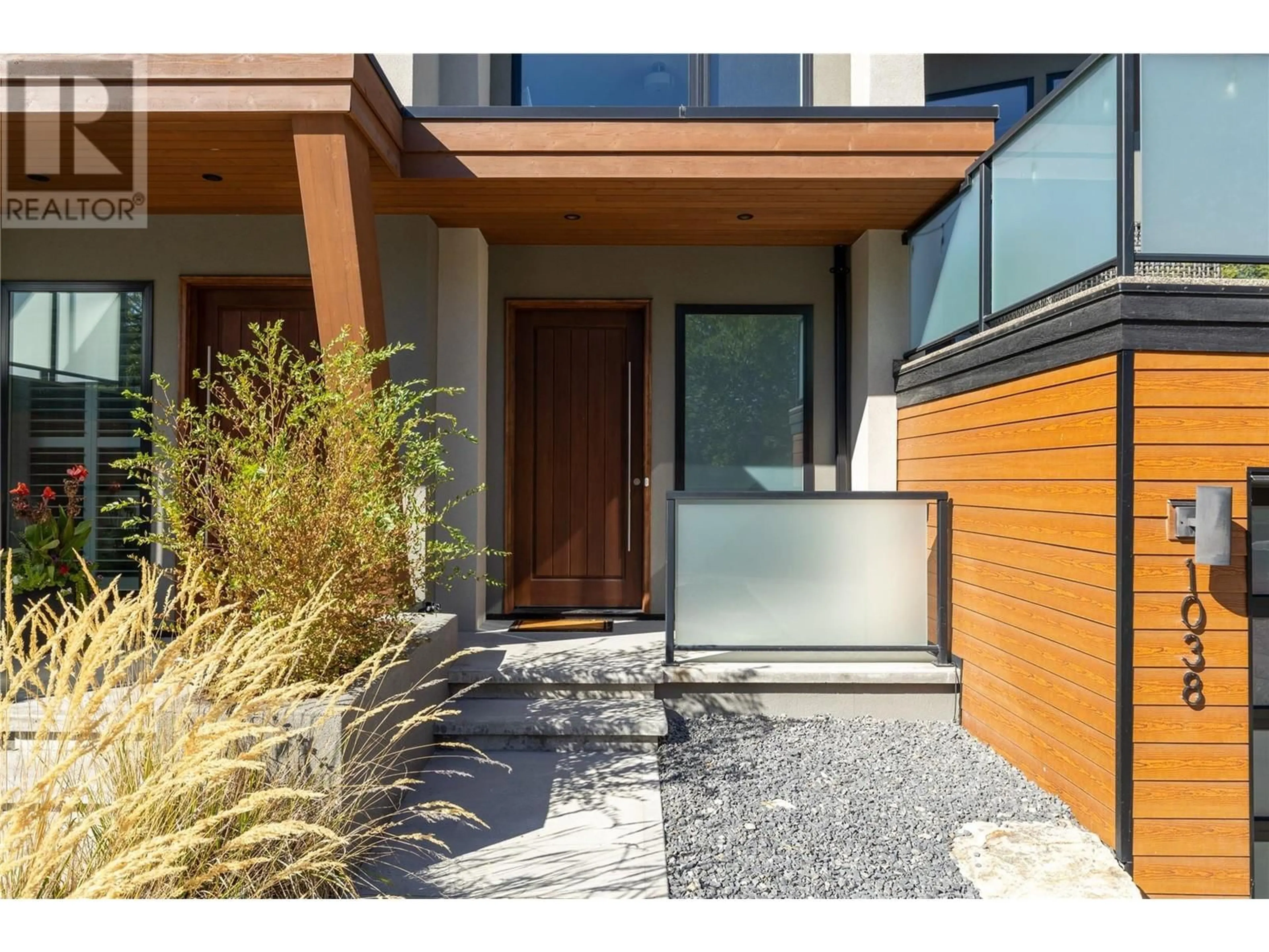 Indoor entryway, wood floors for 1038 Wilson Avenue, Kelowna British Columbia V1Y6Y3