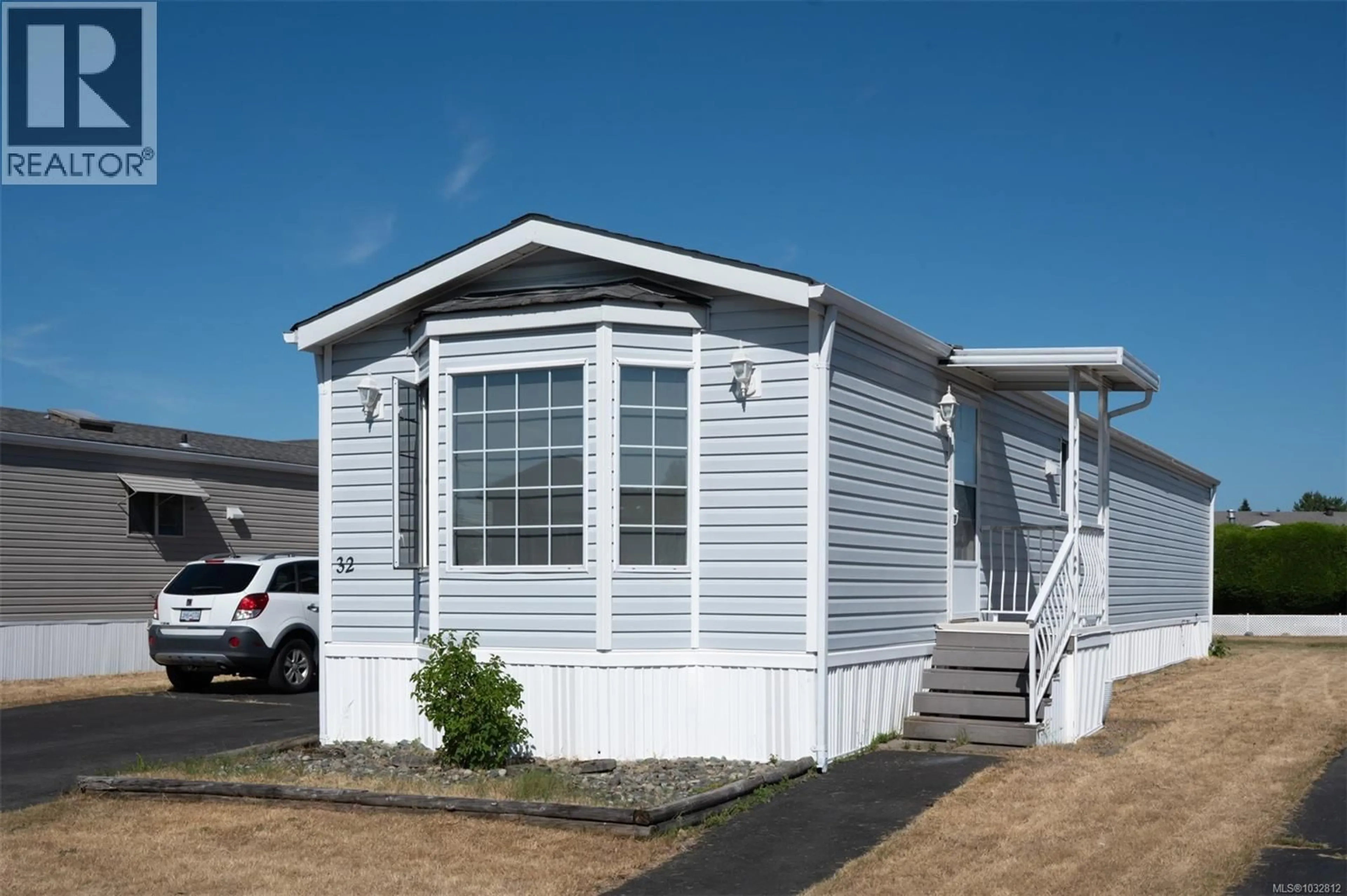 Home with vinyl exterior material, street for 32 - 450 STANFORD AVENUE EAST, Parksville British Columbia V9P1V8