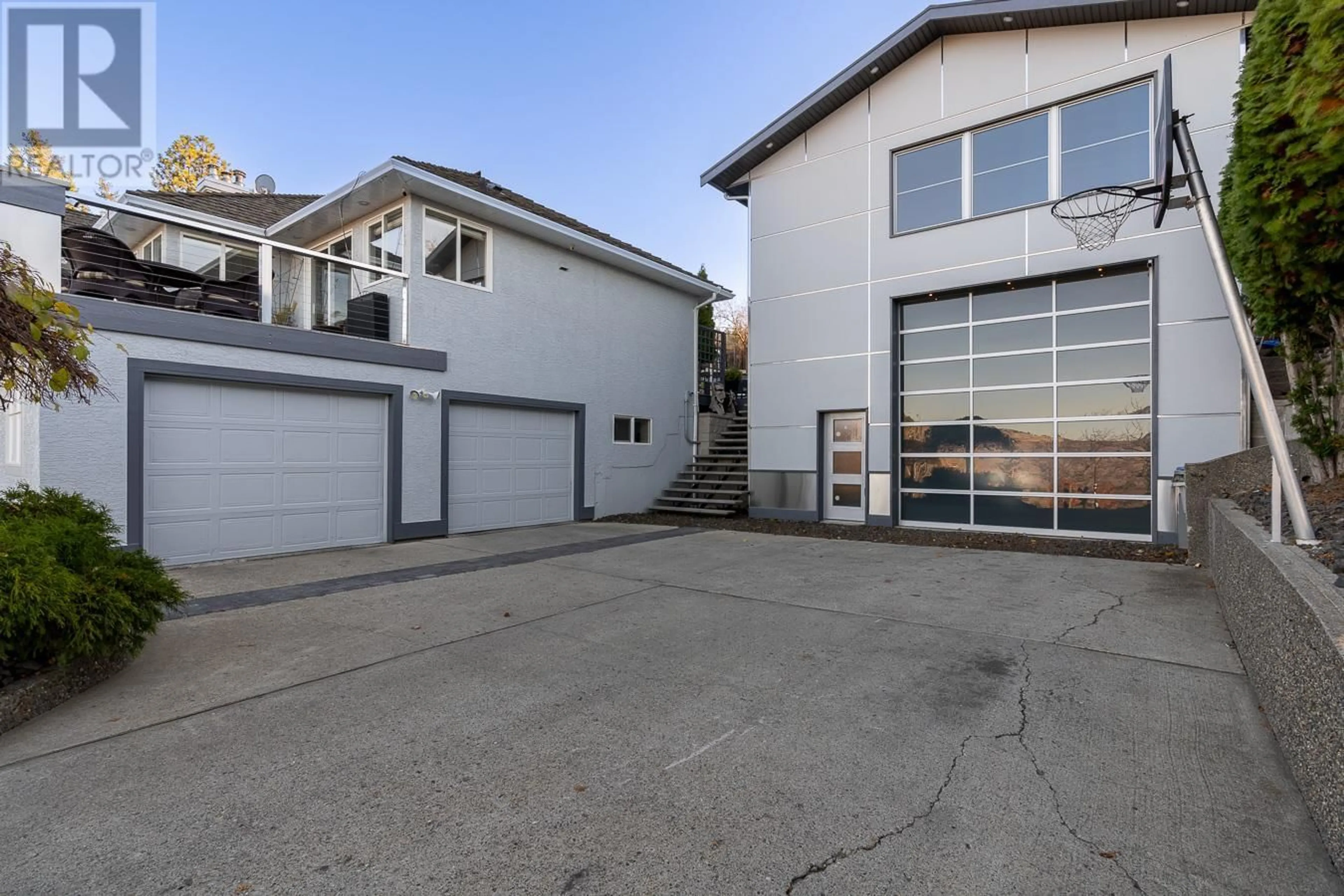 Indoor garage, cement floor for 2015 HIGH COUNTRY Boulevard, Kamloops British Columbia V2E1L2