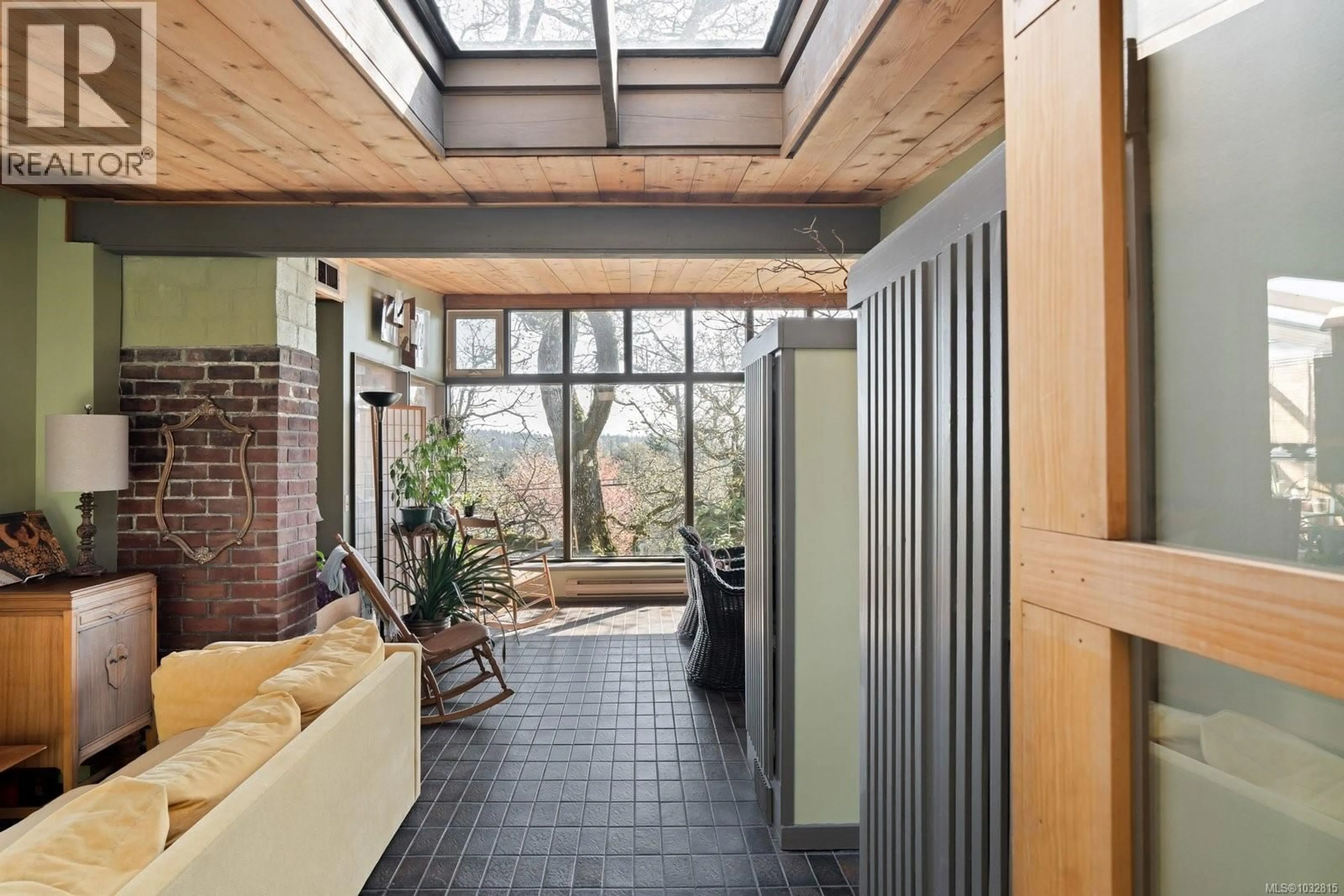 Indoor entryway for 1168 BURNSIDE ROAD WEST, Saanich British Columbia V8Z1N6